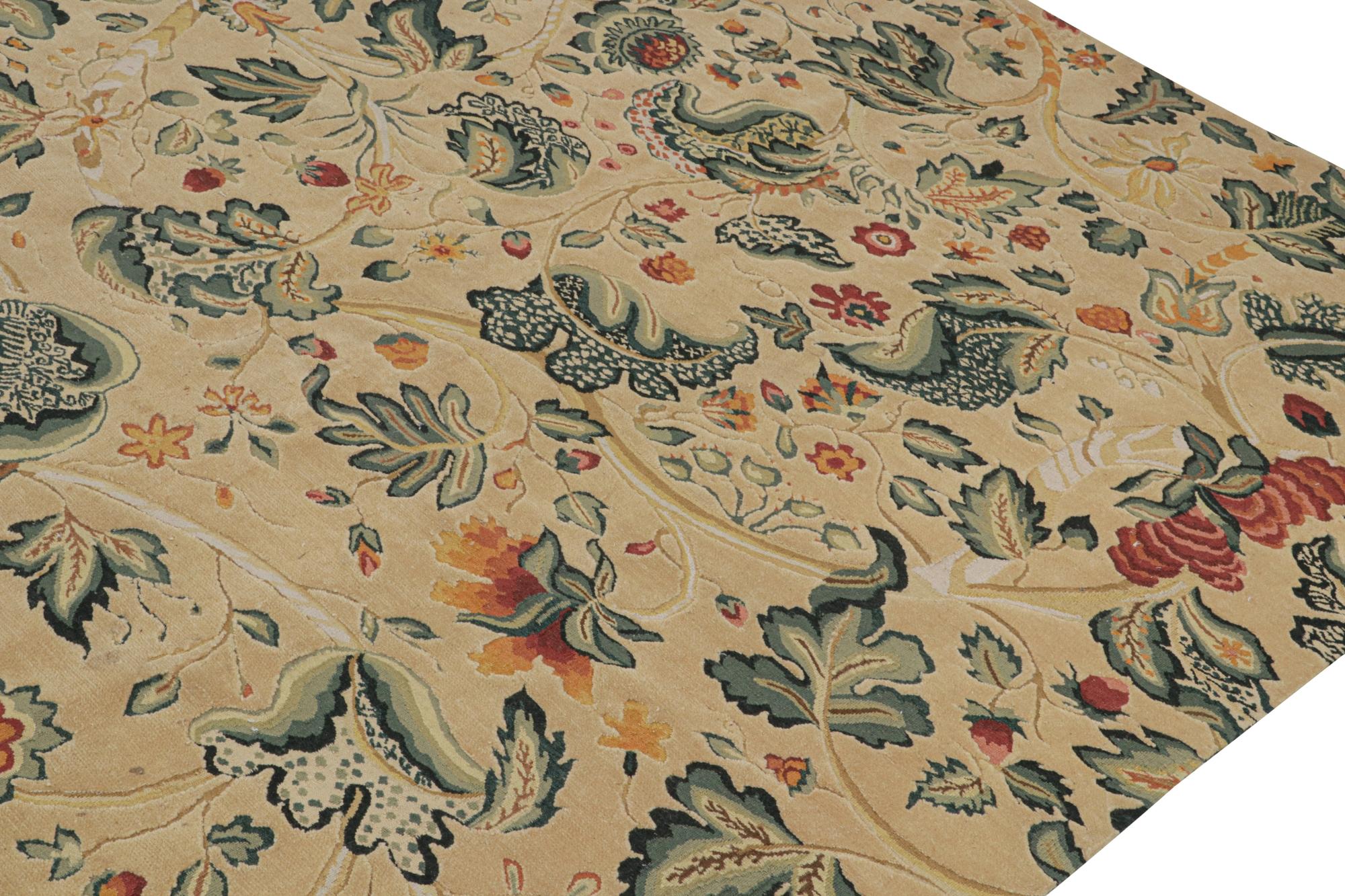 Europäisches Flachgewebe im Tudor-Stil von Rug & Kilim in Beige mit floralem Muster in Petrol (21. Jahrhundert und zeitgenössisch) im Angebot
