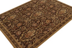 Europäischer Kilim im Tudor-Stil von Rug & Kilim in Braun mit goldenem Blumenmuster