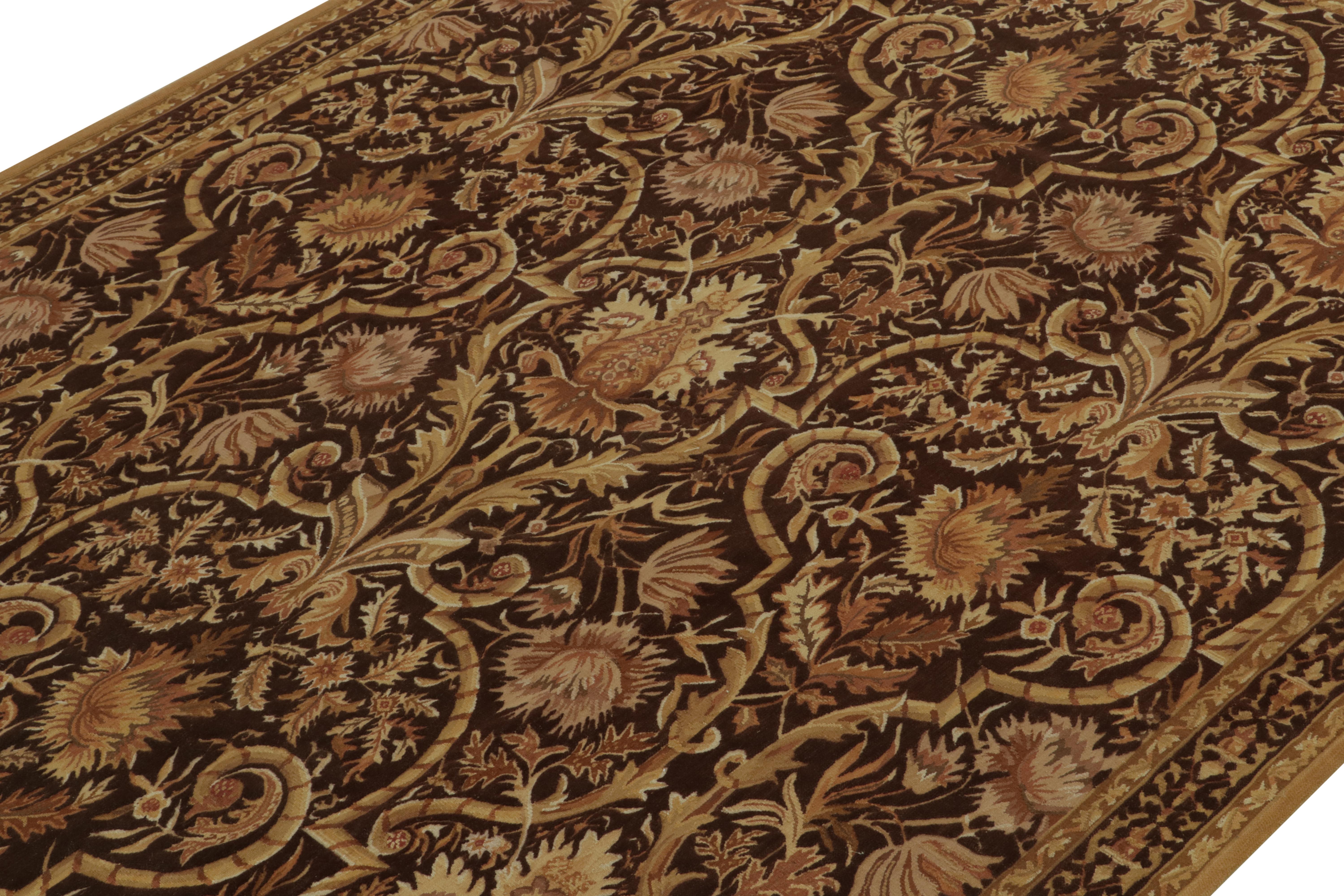 Noué à la main Kilim de style Tudor européen en brun avec motif floral doré de Rug & Kilim en vente