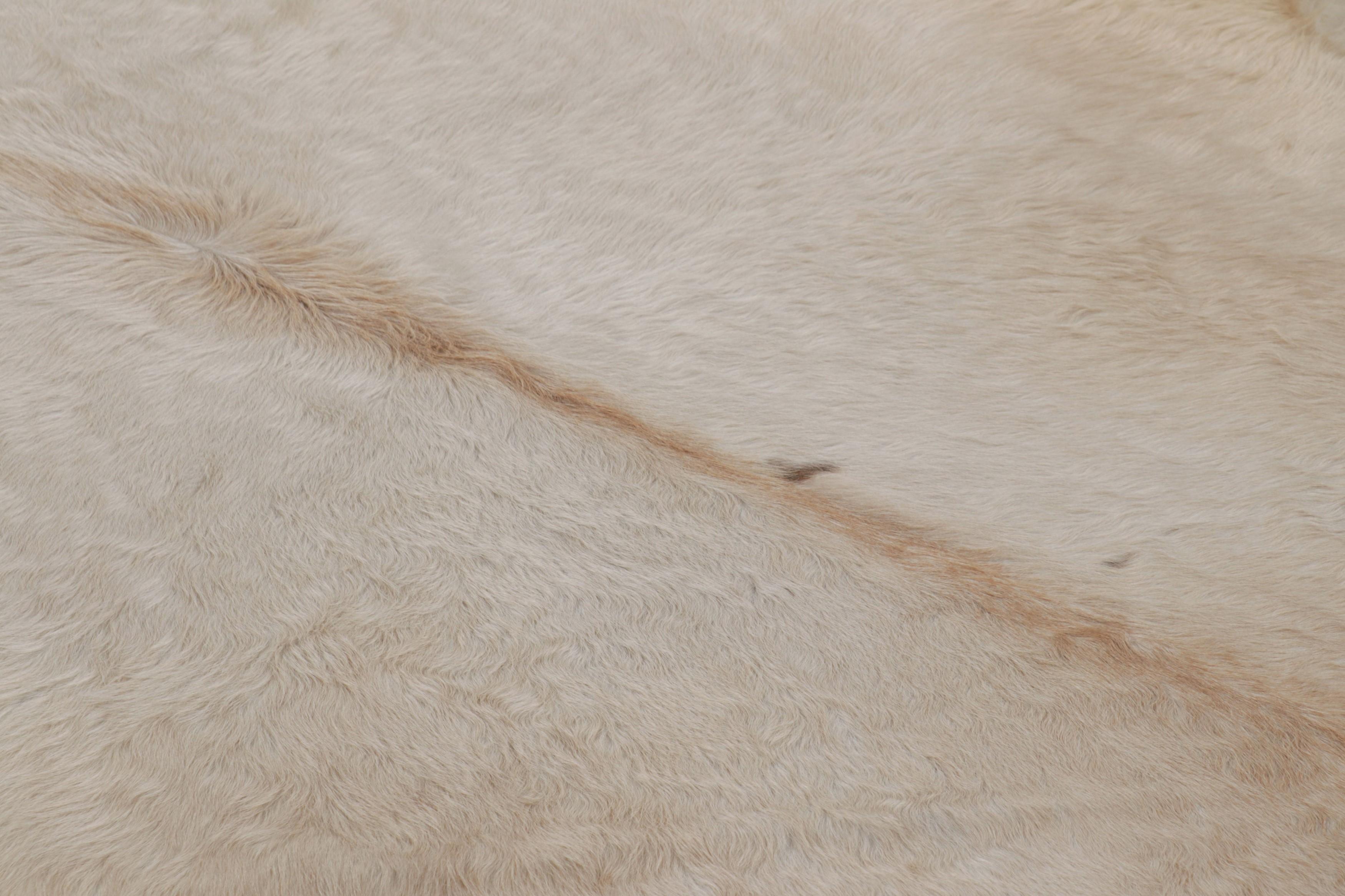 Esta alfombra contemporánea de piel de vaca de 7x8 hecha a mano de Rug & Kilim representa una nueva y emocionante colección de piezas de gran tamaño poco comunes en el estilo, cada una de ellas un complemento cómodo y elegante para una amplia gama
