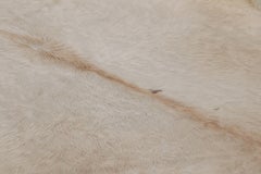 Rug & Kilim: Tappeto in pelle bovina extra large nei toni del beige e del crema