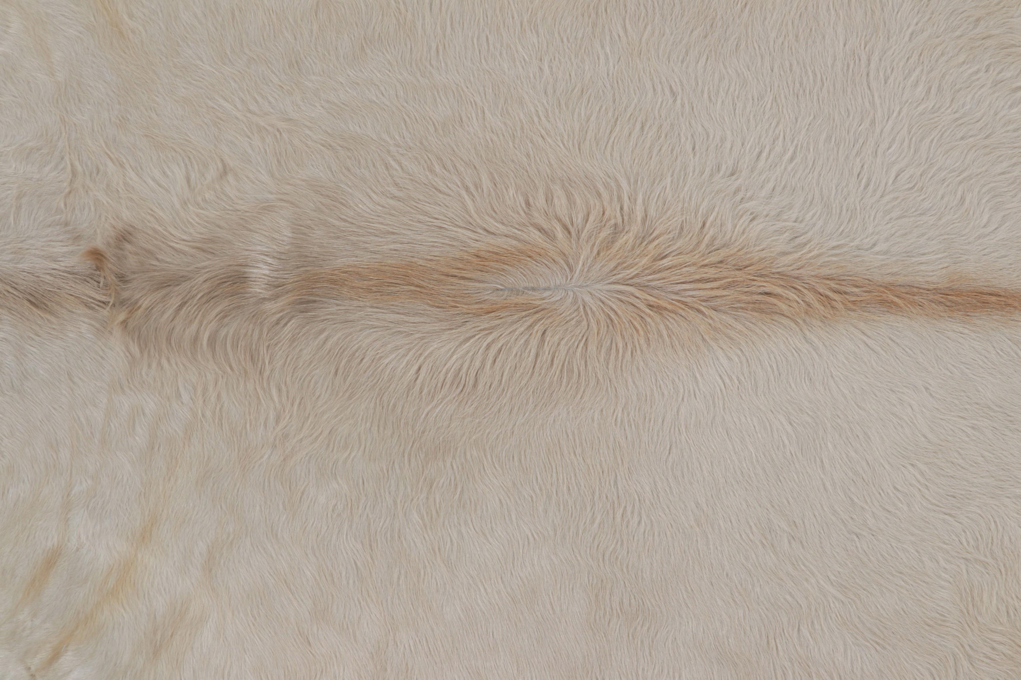 Alfombra de piel de vaca extragrande de Rug & Kilim en tonos beige y crema Moderno en venta