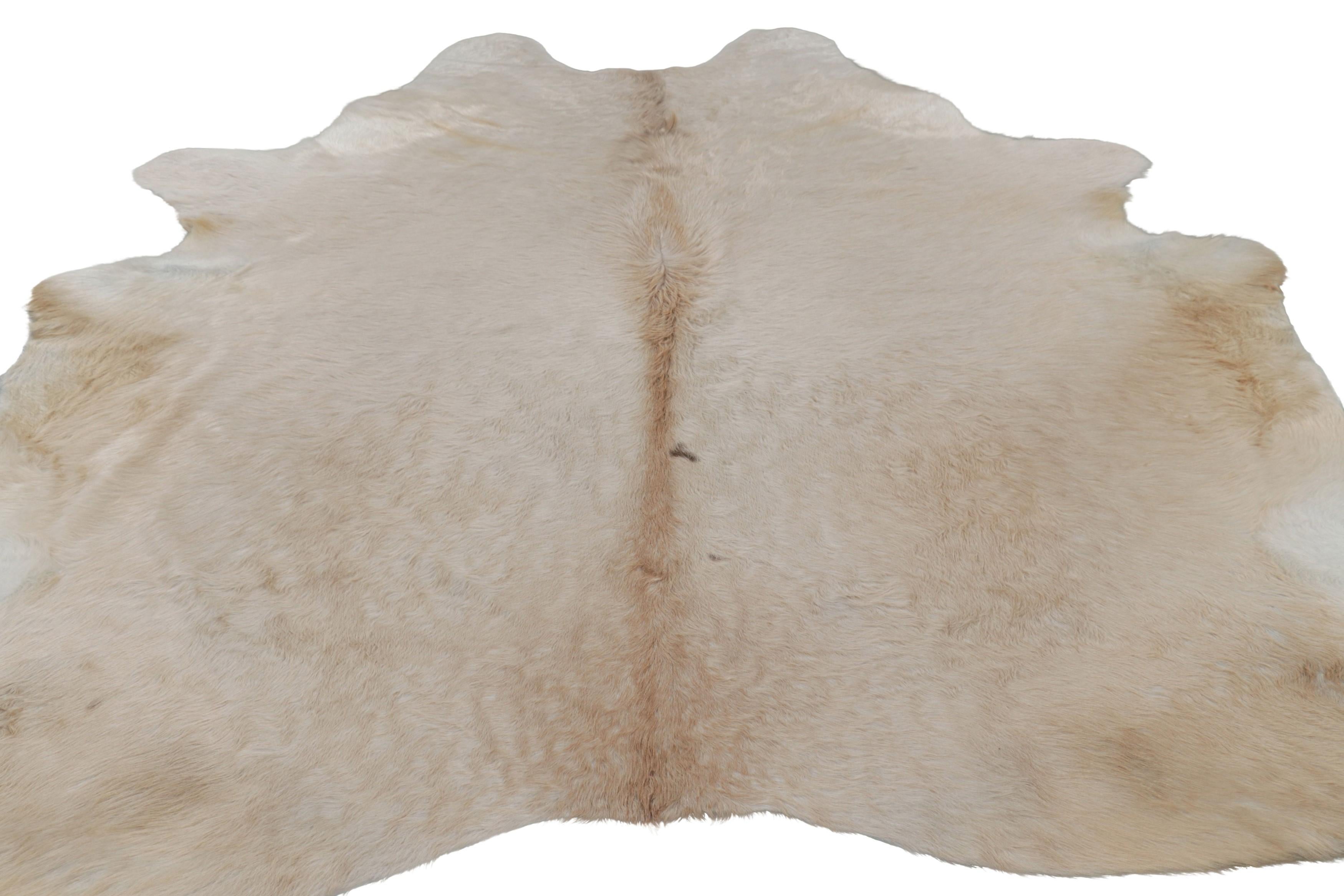 Alfombra de piel de vaca extragrande de Rug & Kilim en tonos beige y crema Brasileño en venta