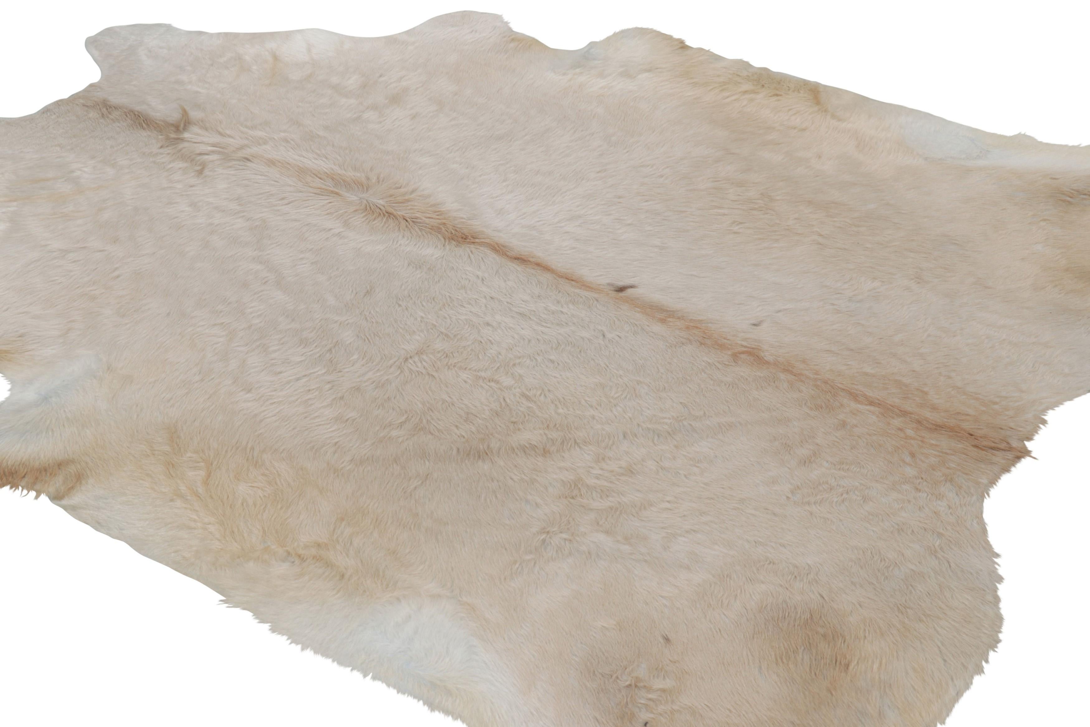 Alfombra de piel de vaca extragrande de Rug & Kilim en tonos beige y crema Anudado a mano en venta