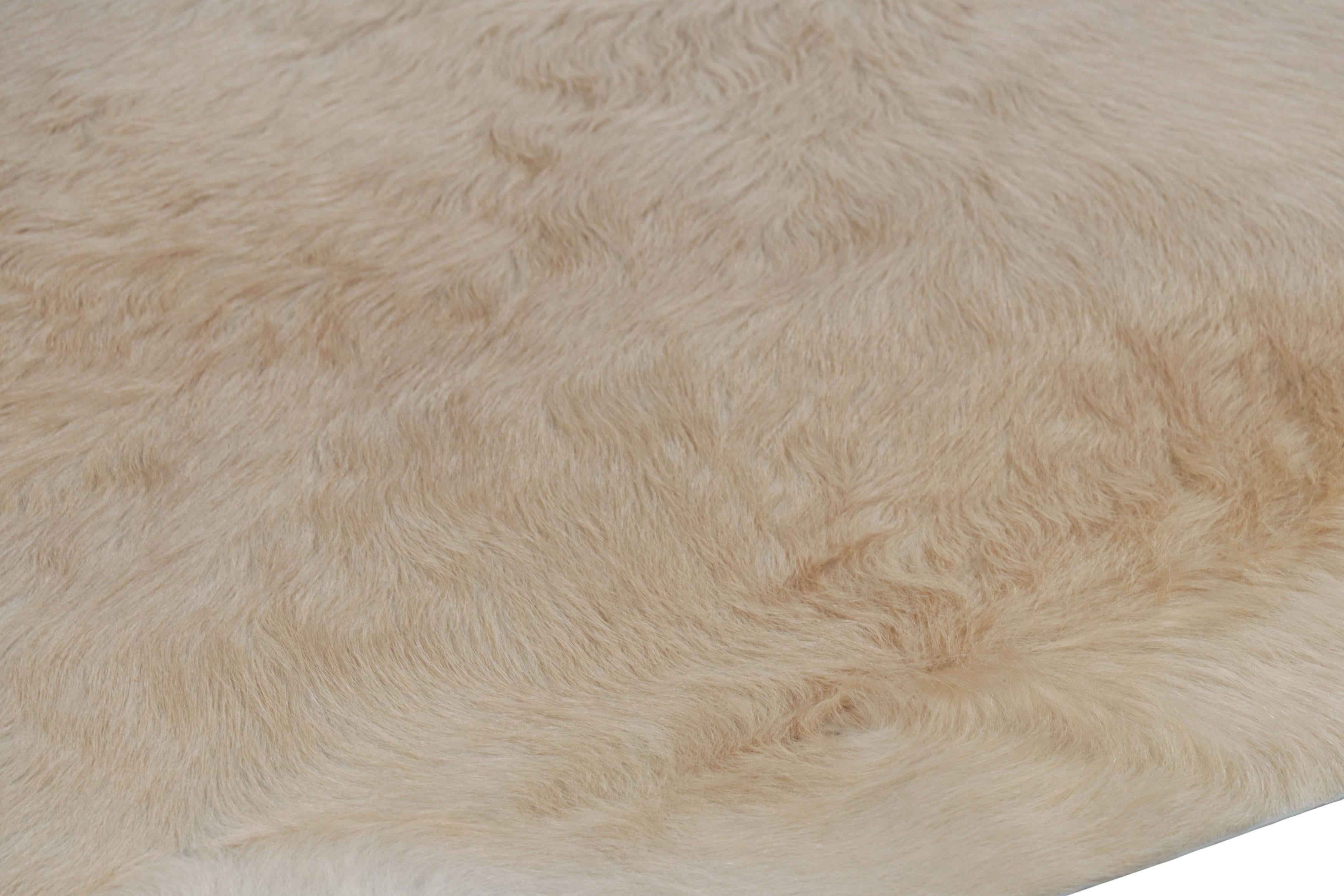 Alfombra de piel de vaca extragrande de Rug & Kilim en tonos beige y crema en Nuevo estado para la venta en Long Island City, NY