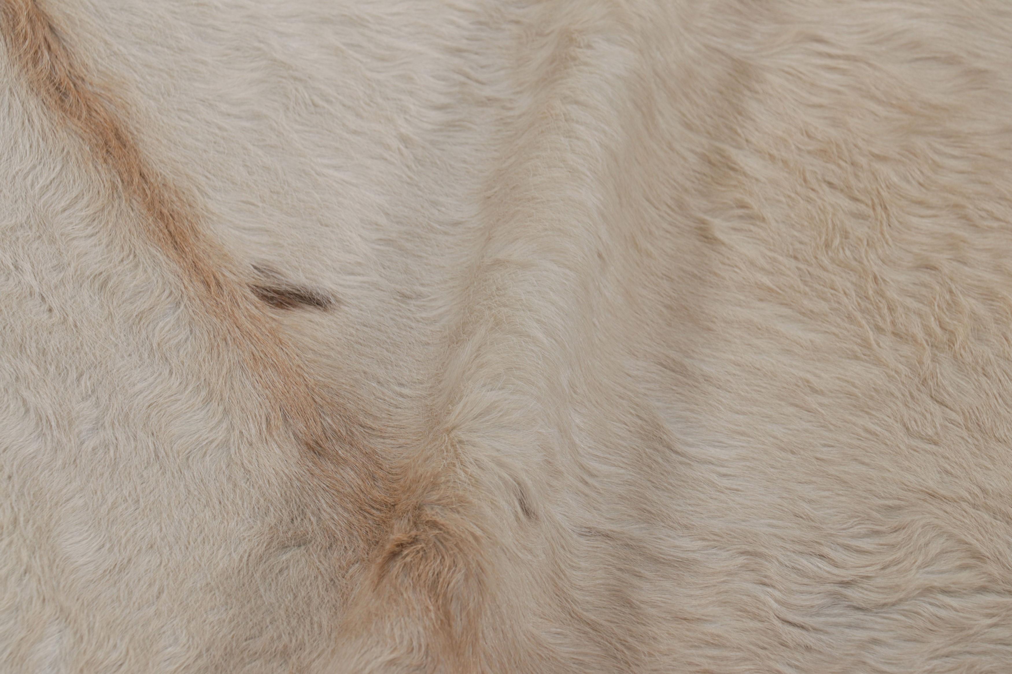 Alfombra de piel de vaca extragrande de Rug & Kilim en tonos beige y crema Siglo XXI y contemporáneo en venta