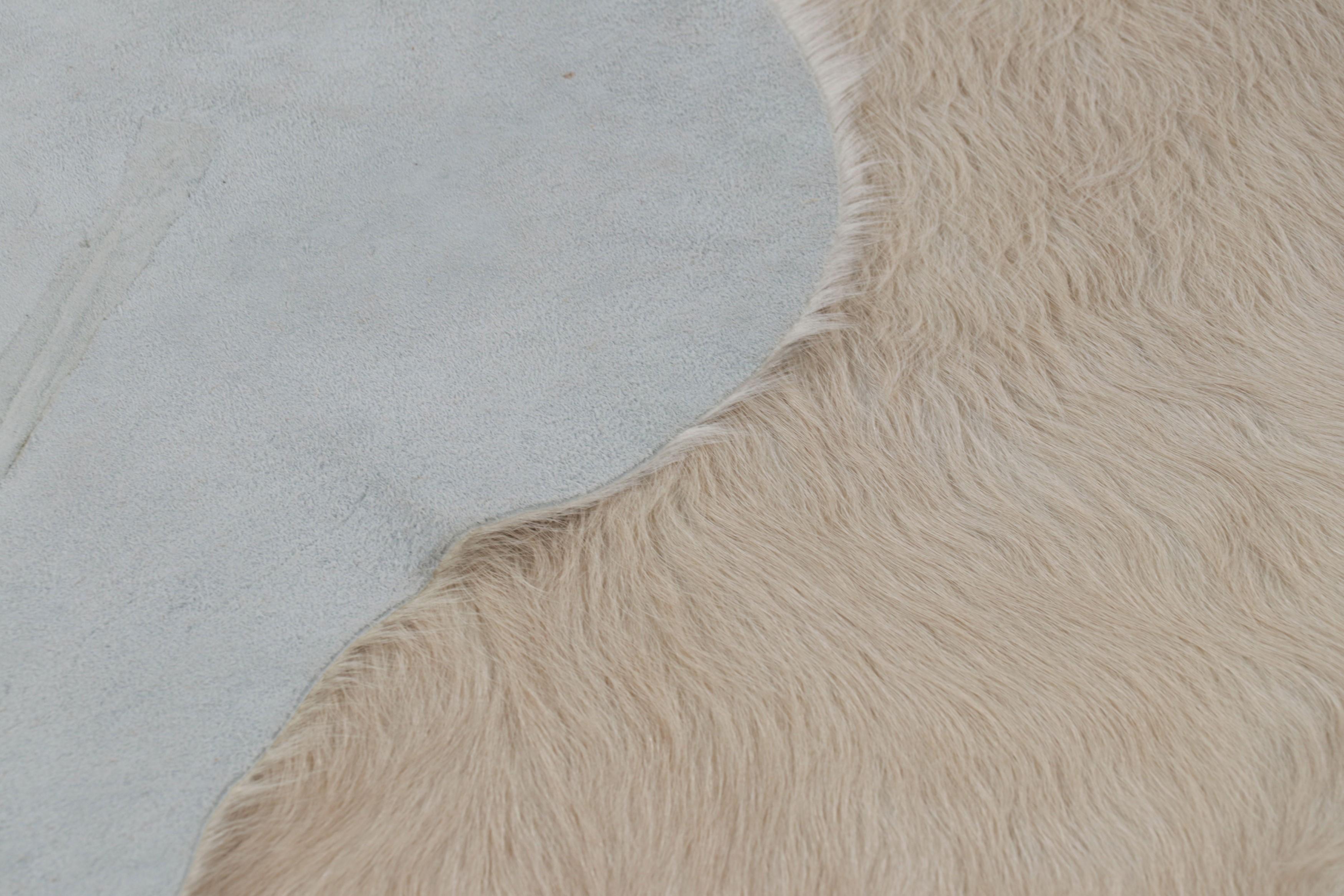 Alfombra de piel de vaca extragrande de Rug & Kilim en tonos beige y crema Piel en venta