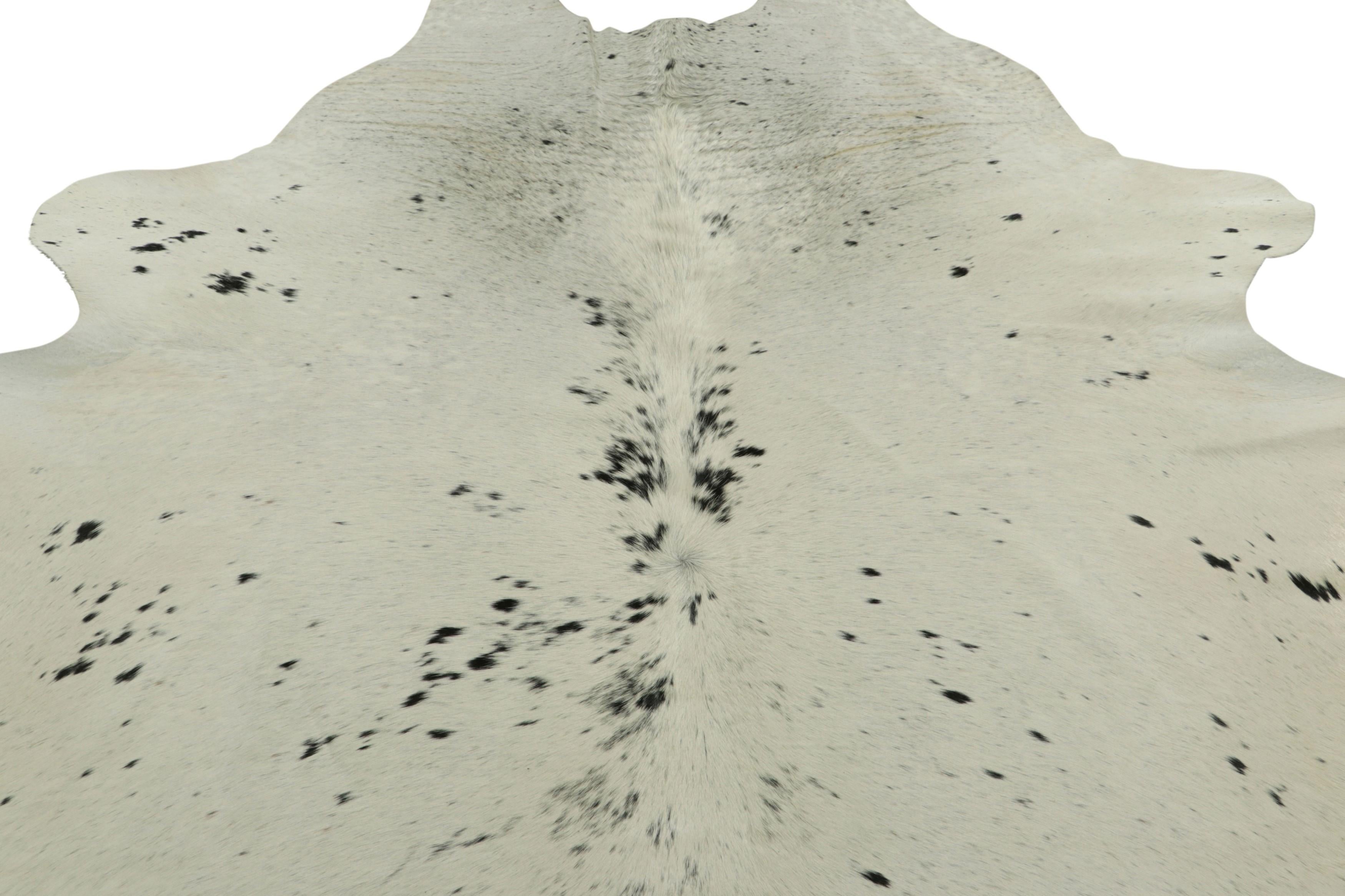 Rug & Kilim’s Extra Large Cowhide Rug in Black, White and Cream Tones In New Condition For Sale In Long Island City, NY