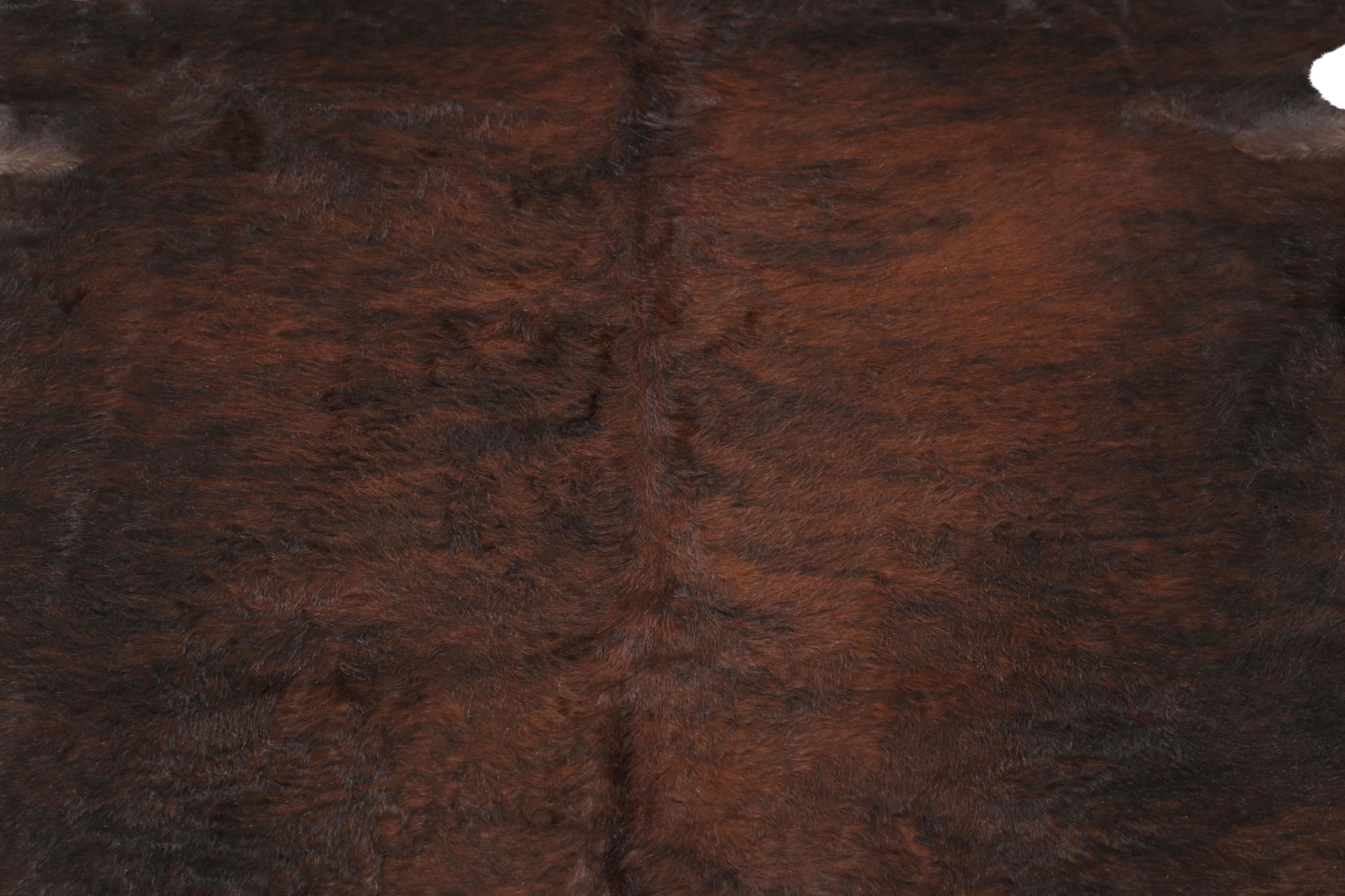 Esta alfombra contemporánea de piel de vaca de 7x8 hecha a mano de Rug & Kilim representa una nueva y emocionante colección de piezas de gran tamaño poco comunes en el estilo, cada una de ellas un complemento cómodo y elegante para una amplia gama