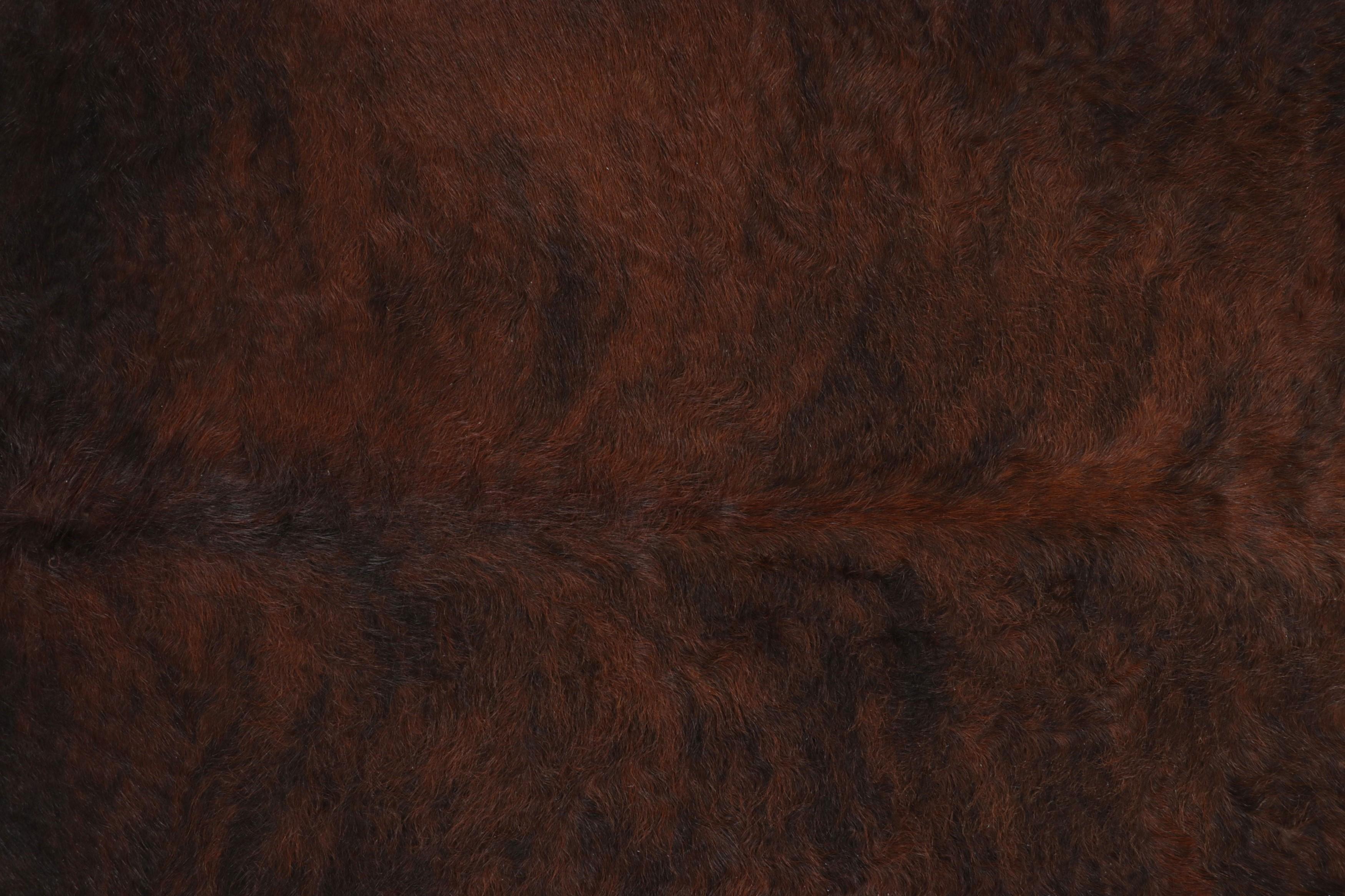 Alfombra de piel de vaca extragrande de Rug & Kilim en tonos marrón oscuro Moderno en venta