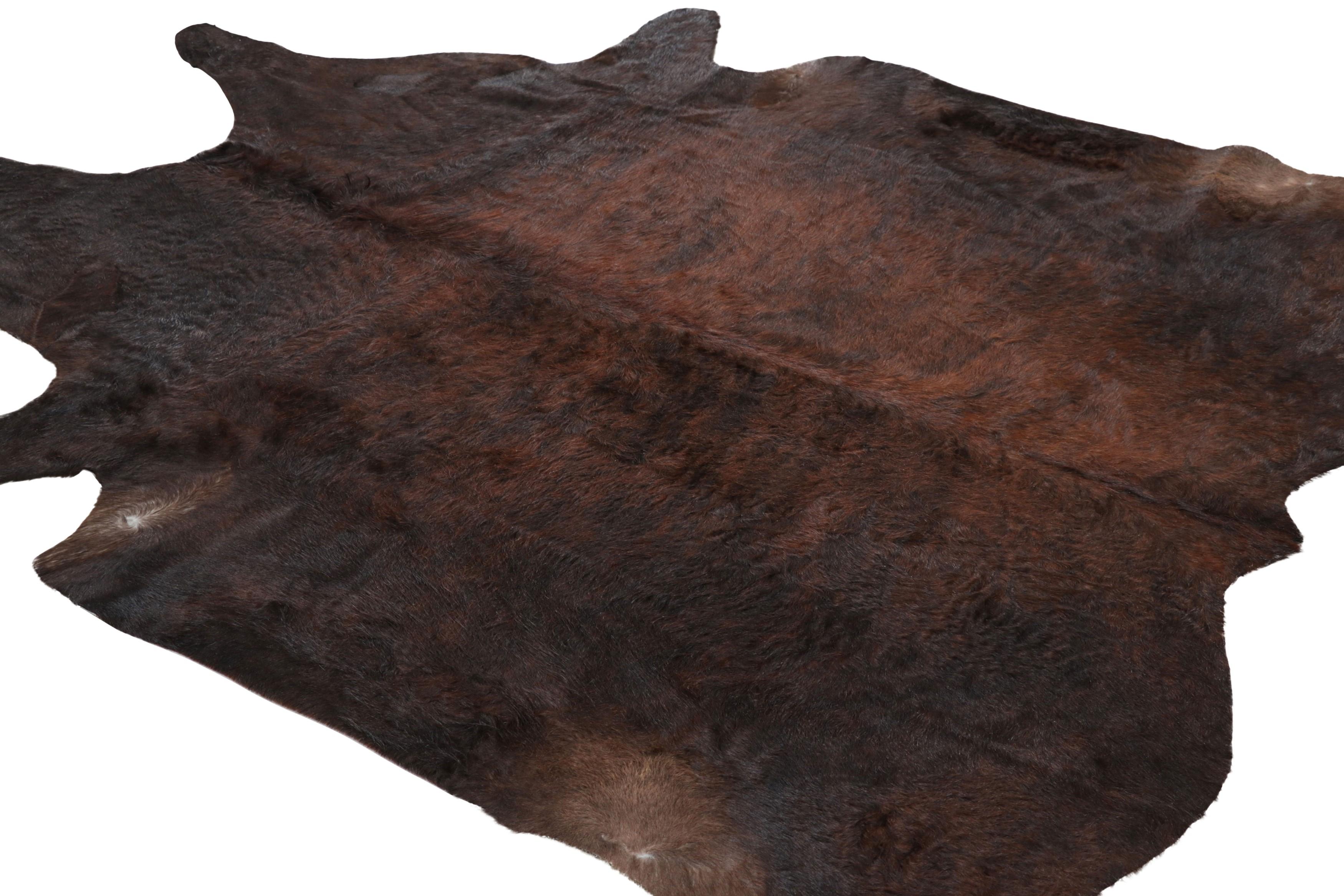 Alfombra de piel de vaca extragrande de Rug & Kilim en tonos marrón oscuro Brasileño en venta