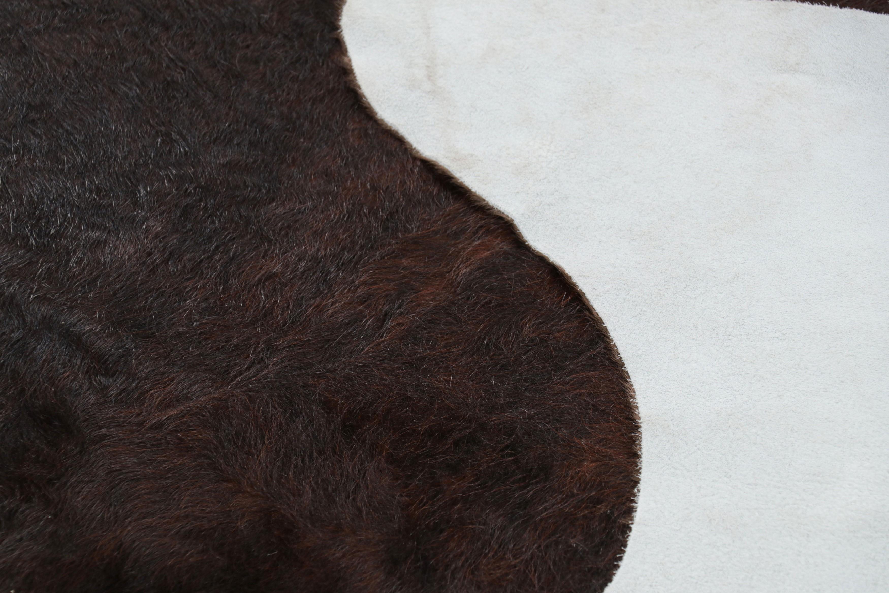 Alfombra de piel de vaca extragrande de Rug & Kilim en tonos marrón oscuro Siglo XXI y contemporáneo en venta