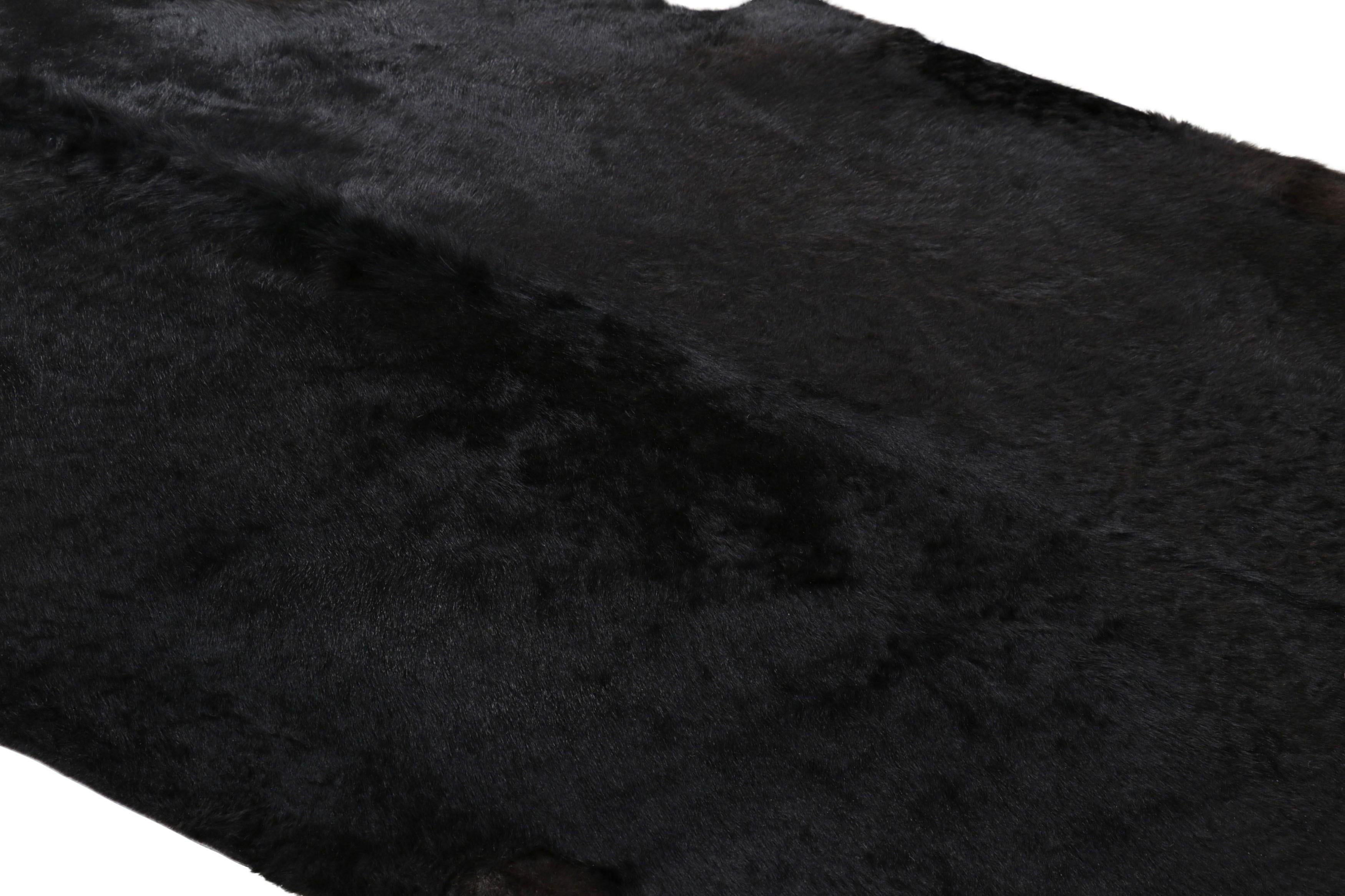 Esta alfombra contemporánea de piel de vaca de 7x8 hecha a mano de Rug & Kilim representa una nueva y emocionante colección de piezas de gran tamaño poco comunes en el estilo, cada una de ellas un complemento cómodo y elegante para una amplia gama