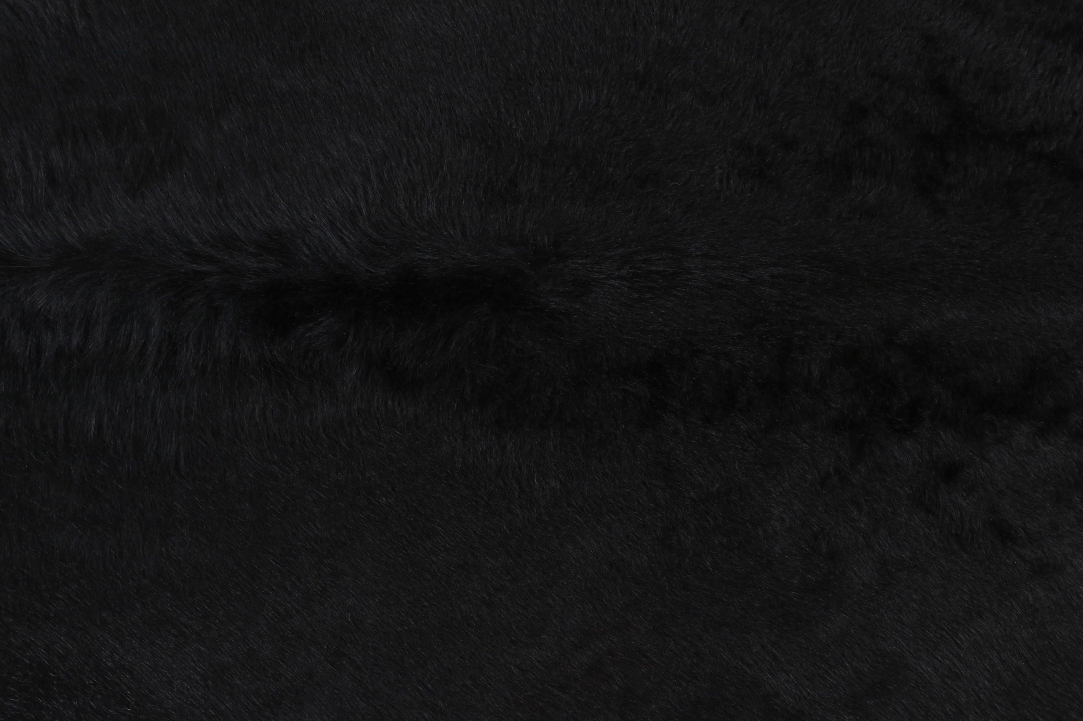 Alfombra de piel de vaca extragrande Rug & Kilim en negro sólido Moderno en venta
