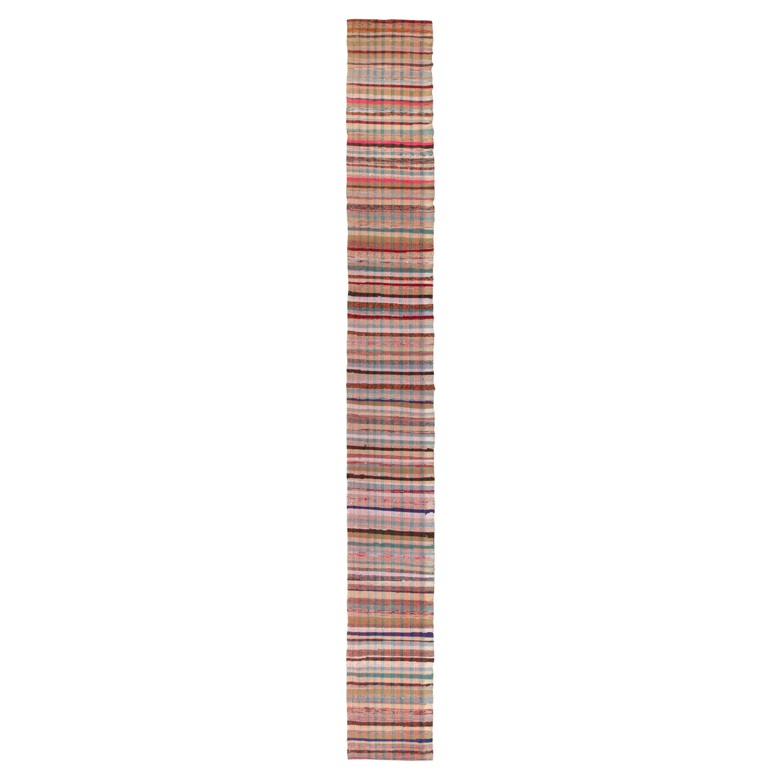 Dieser handgewebte Wollteppich in den Maßen 2×118 ist ein aufregendes modernes Werk von Rug & Kilim.

Über das Design:

Das strukturierte Gewebe spielt mit sich überschneidenden Streifen in einem Karomuster mit einer breiten Palette von satten und
