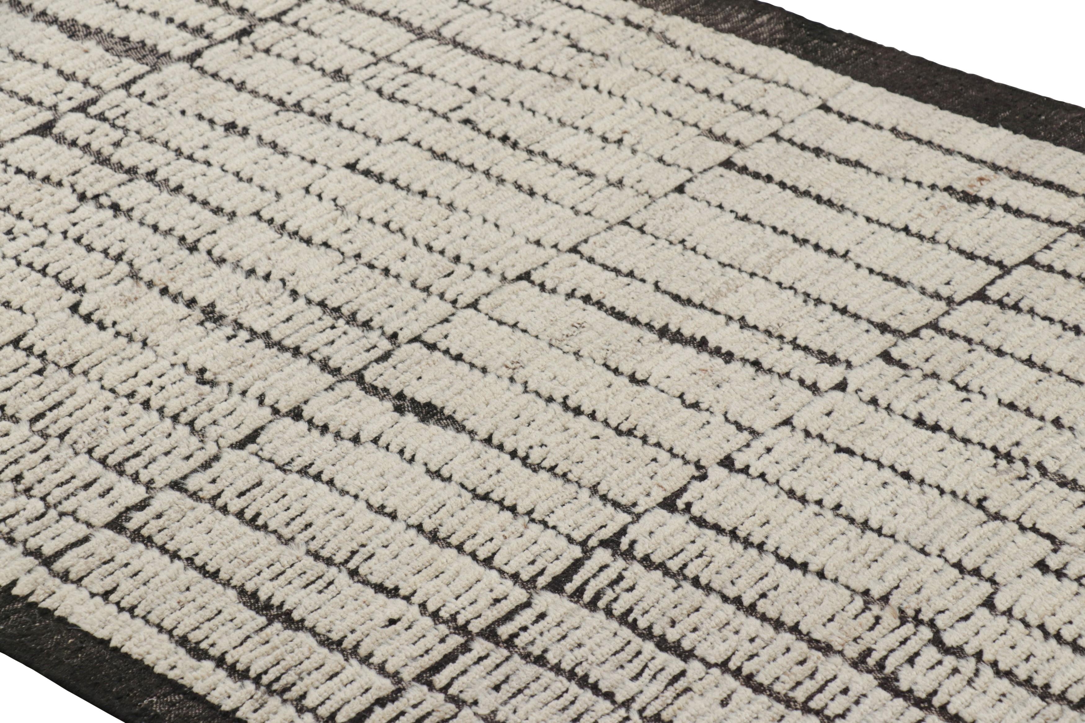 Tessuto a mano in lana, questo runner Kilim extra-lungo 4x13 è un'entusiasmante aggiunta alle collezioni di tappeti Kilim & Flat Weave e Textural di Rug & Kilim. Questa linea particolare presenta tappeti con un gioco di vello e trama piatta, con un