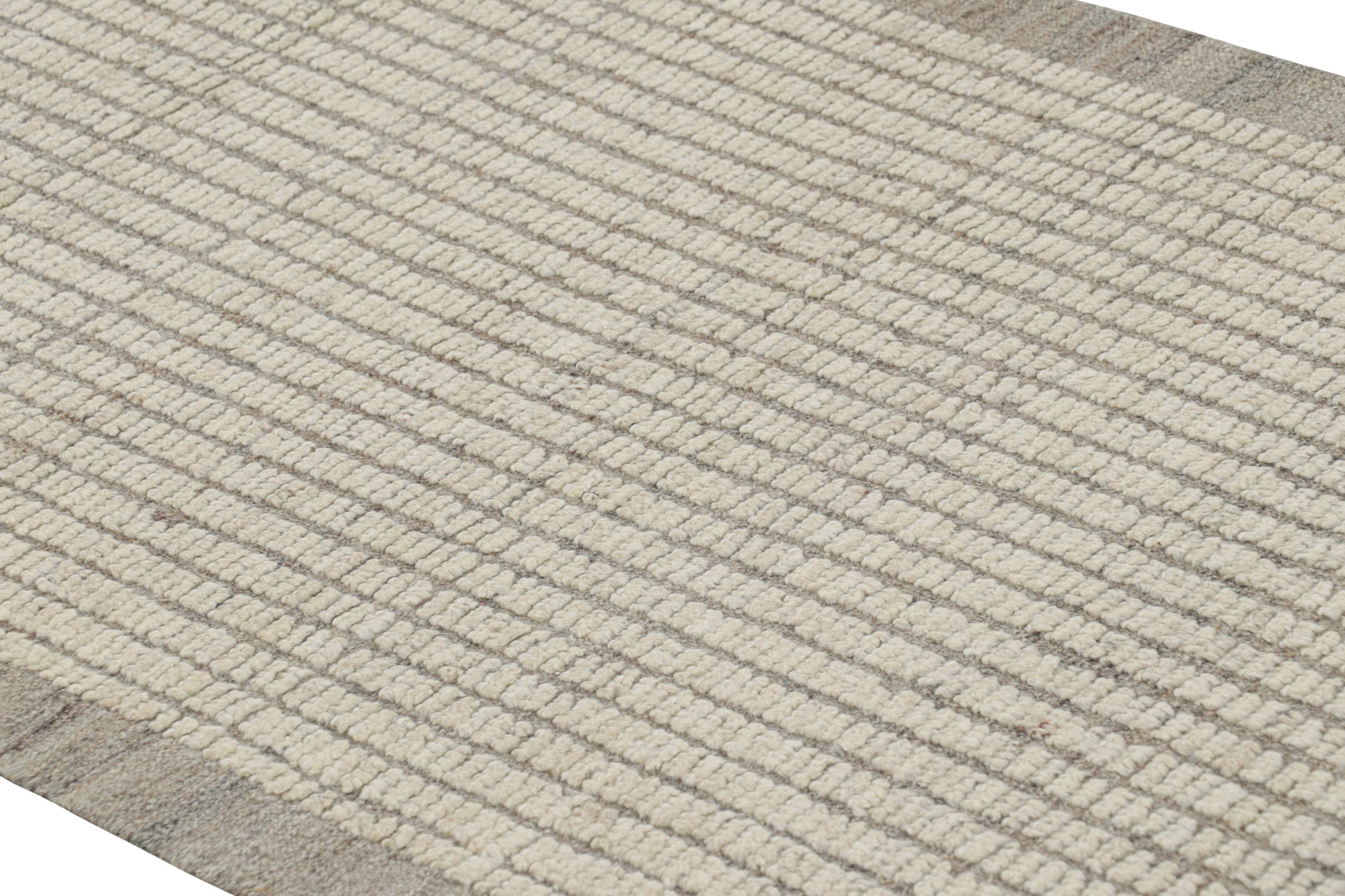 Tessuto a mano in lana, questo runner Kilim extra-lungo 3x16 è un'interessante aggiunta alle collezioni di tappeti Kilim & Flat Weave e Textural di Rug & Kilim. Questa linea particolare presenta tappeti con un gioco di vello e trama piatta, con un