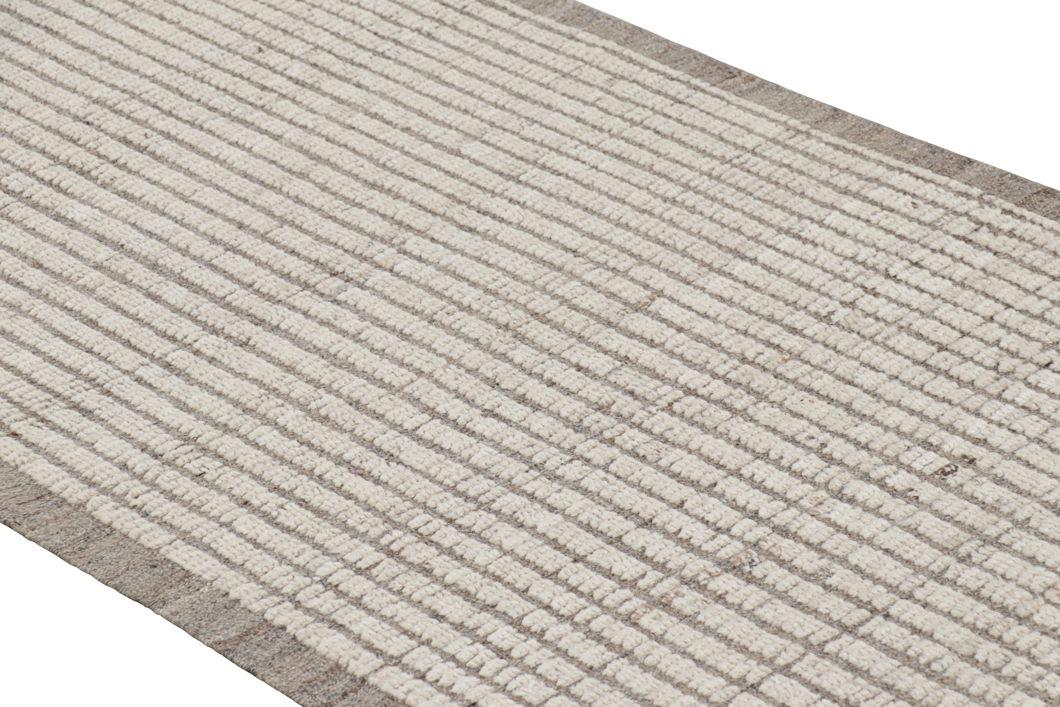 Tessuto a mano in lana, questo runner Kilim extra-lungo 3x19 è un'interessante aggiunta alle collezioni di tappeti Kilim & Flat Weave e Textural di Rug & Kilim. Questa linea particolare presenta tappeti con un gioco di vello e trama piatta, con un