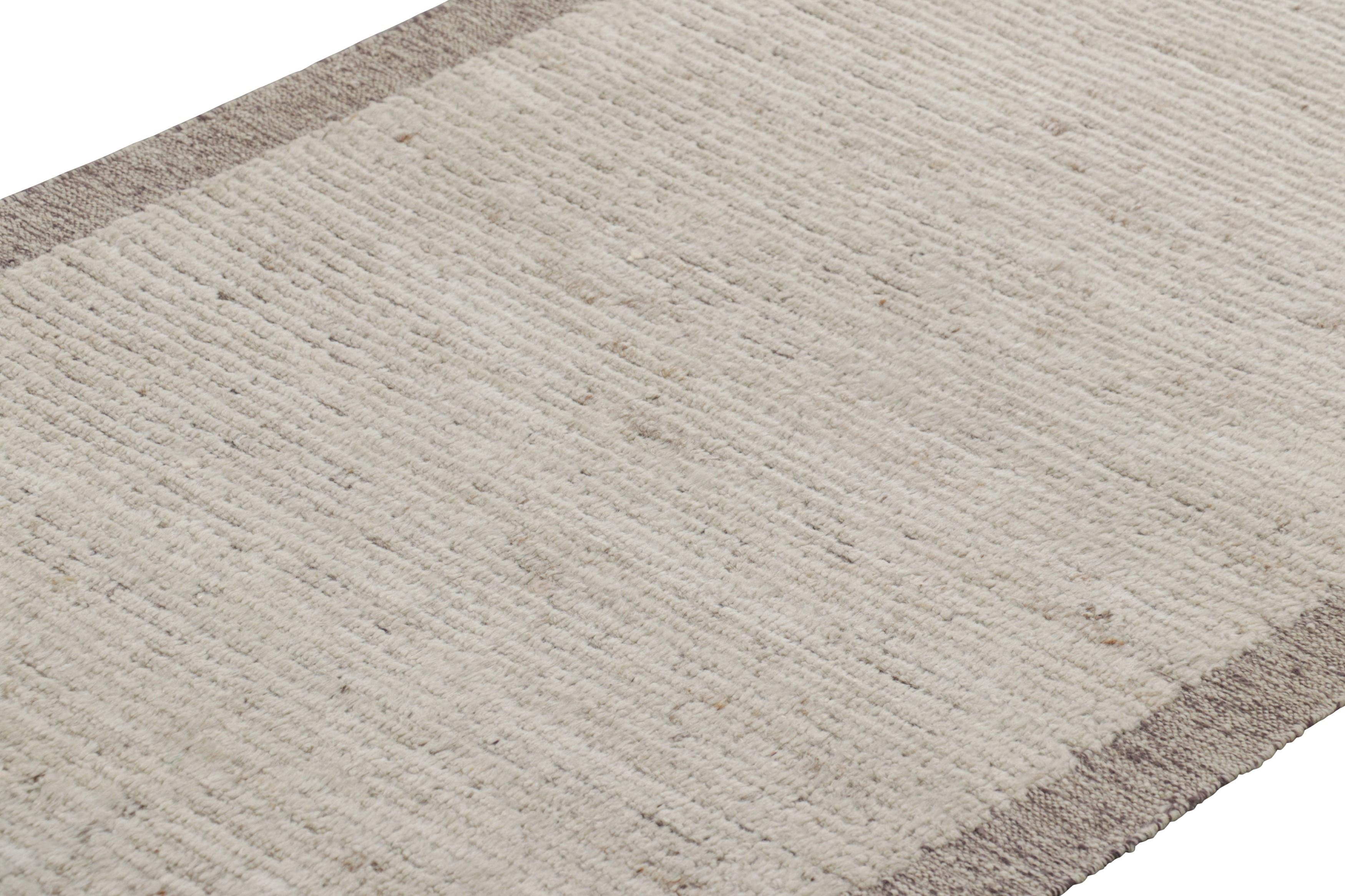 Moderno Rug & Kilim è un tappeto runner Kilim extra-lungo con strisce testuali e striature bianche. in vendita