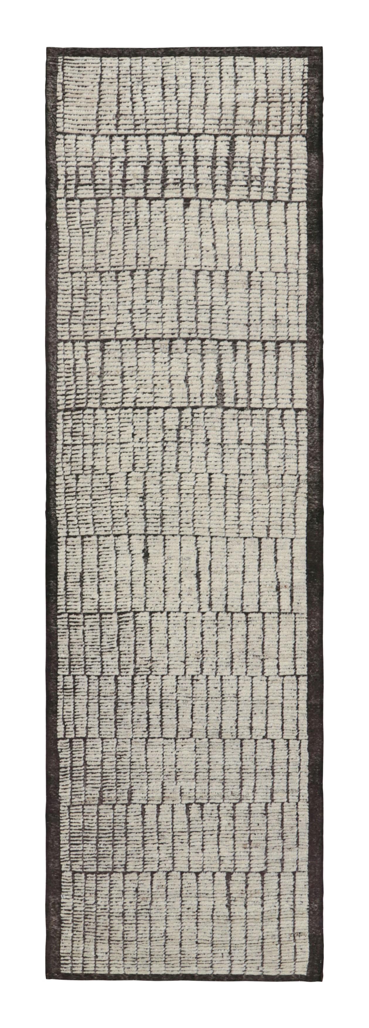 Moderno Rug & Kilim è un tappeto runner Kilim extra-lungo con strisce testuali e striature bianche. in vendita