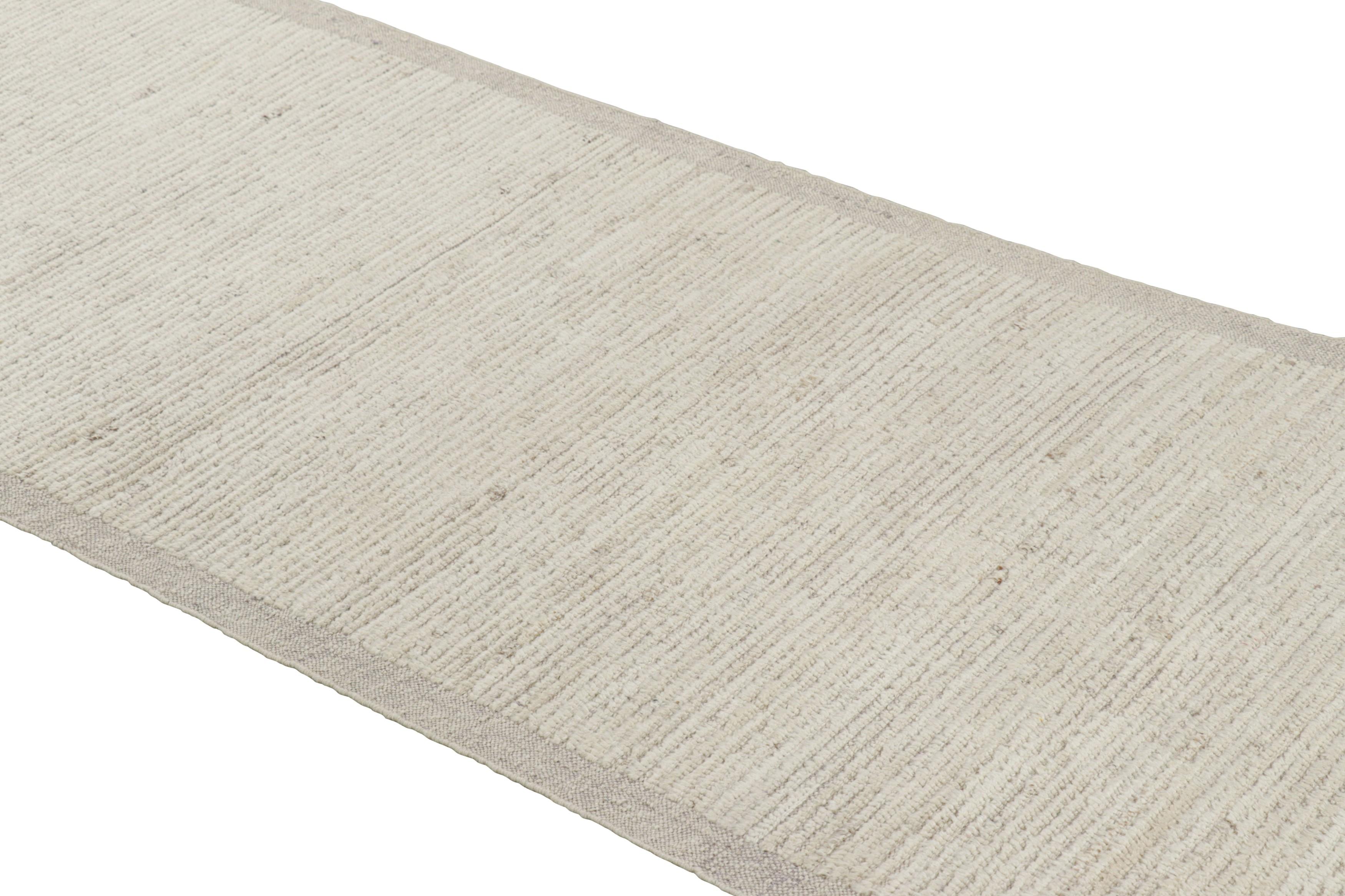 Moderno Rug & Kilim è un tappeto runner Kilim extra-lungo con strisce testuali e striature bianche. in vendita