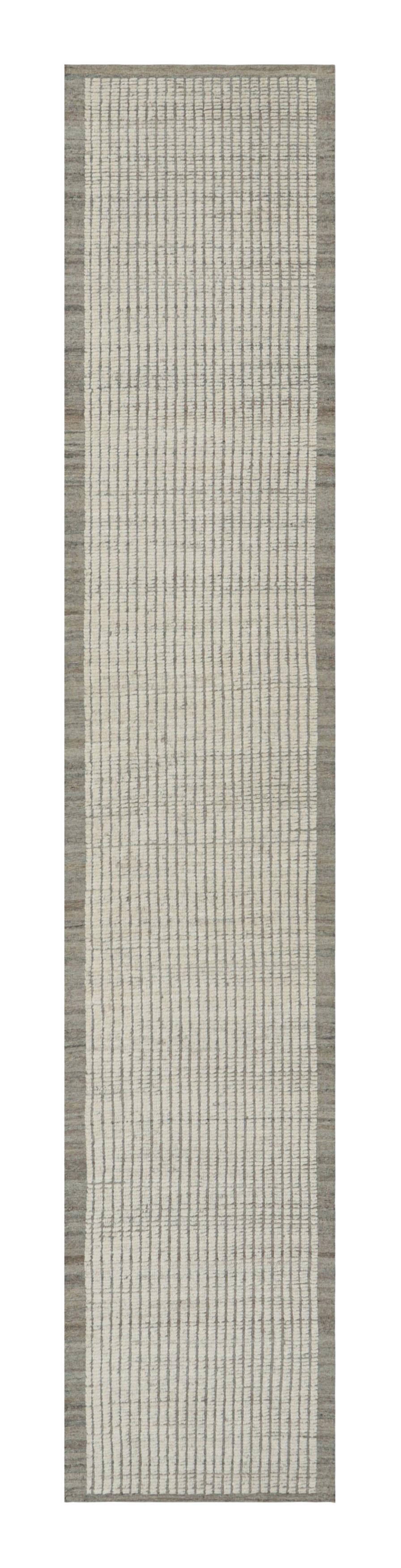 Moderno Rug & Kilim è un tappeto runner Kilim extra-lungo con strisce testuali e striature bianche. in vendita