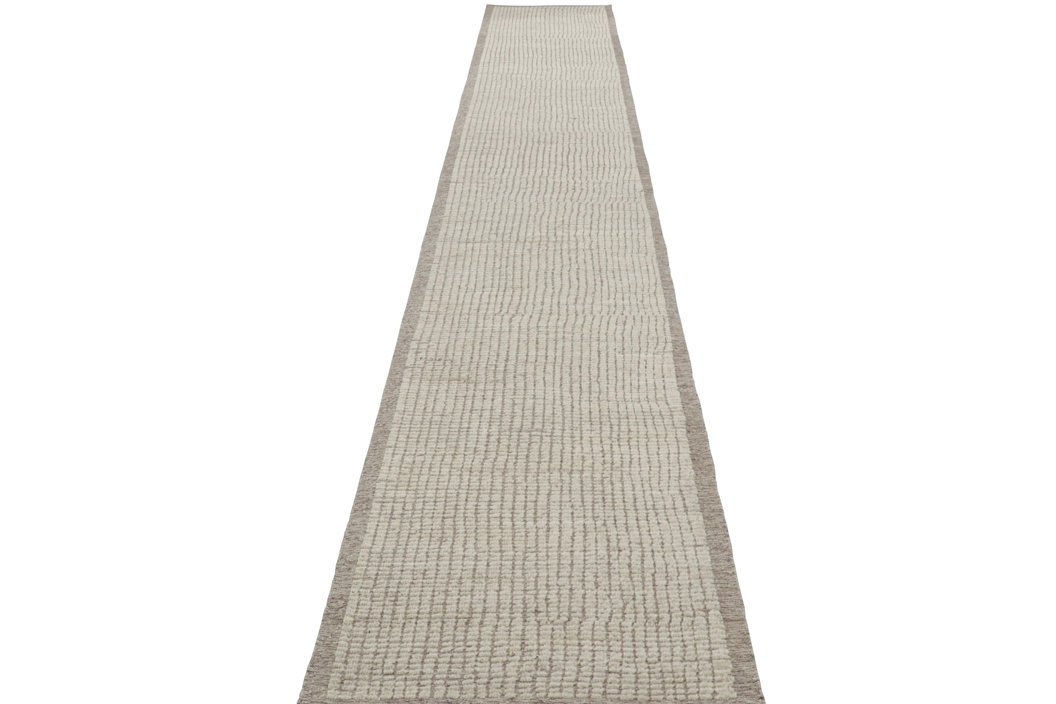 Moderno Rug & Kilim è un tappeto runner Kilim extra-lungo con strisce testuali e striature bianche. in vendita
