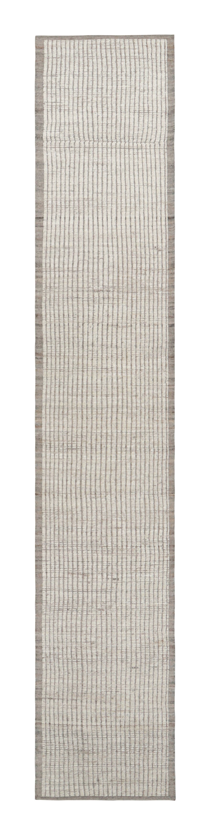 Moderno Rug & Kilim è un tappeto runner Kilim extra-lungo con strisce testuali e striature bianche. in vendita