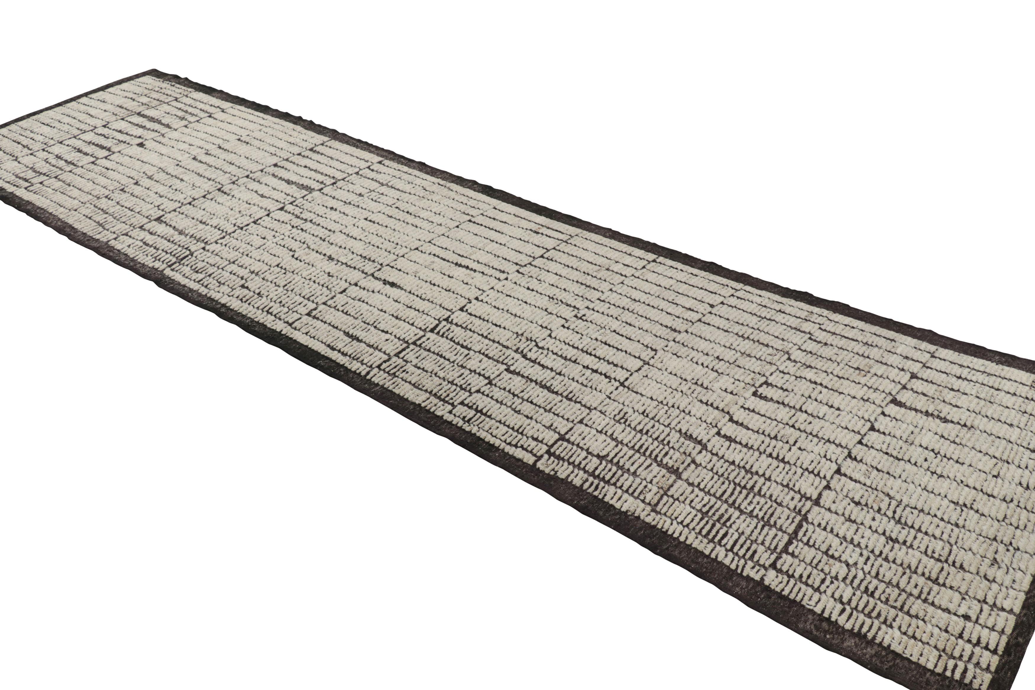 Afghano Rug & Kilim è un tappeto runner Kilim extra-lungo con strisce testuali e striature bianche. in vendita
