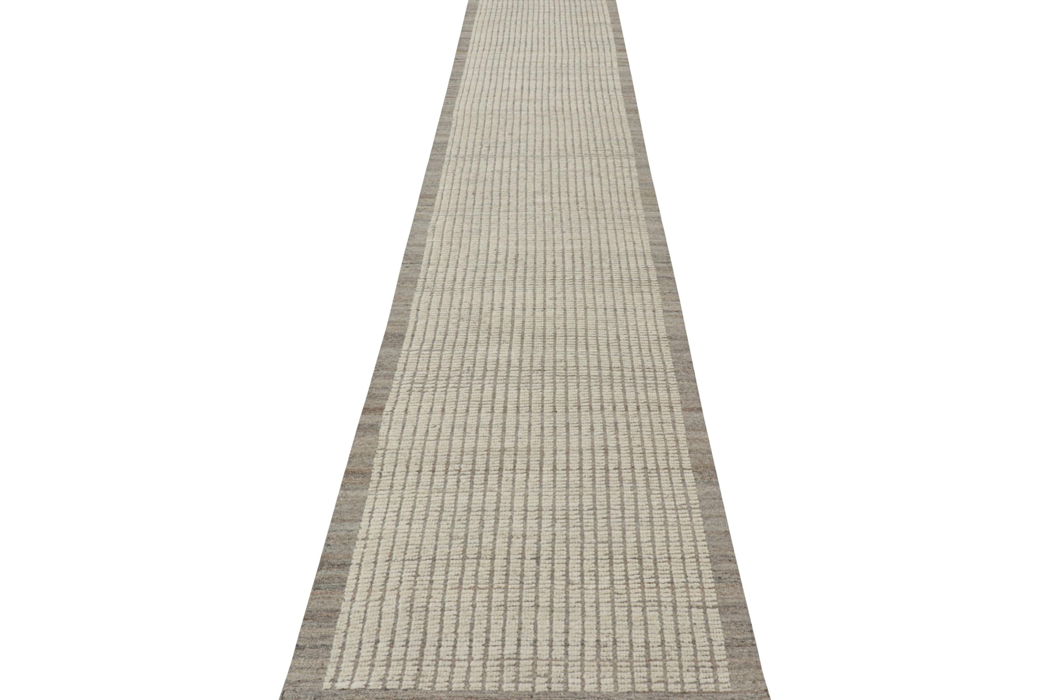 Afghano Rug & Kilim è un tappeto runner Kilim extra-lungo con strisce testuali e striature bianche. in vendita