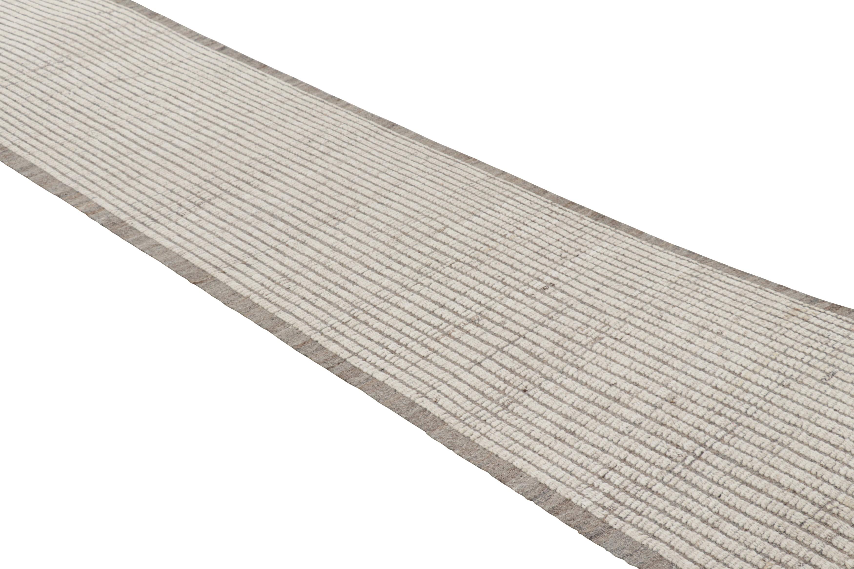 Afghano Rug & Kilim è un tappeto runner Kilim extra-lungo con strisce testuali e striature bianche. in vendita