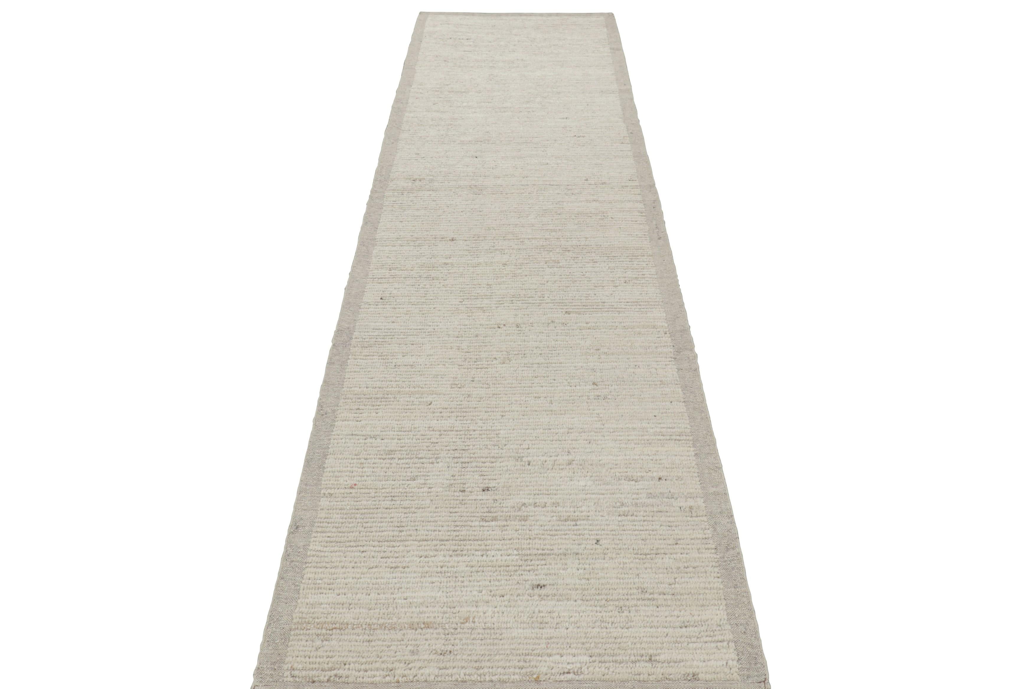 Rug & Kilims extralanger Kilim-Läufer mit weißen, strukturierten Streifen und Schlieren (Afghanisch) im Angebot