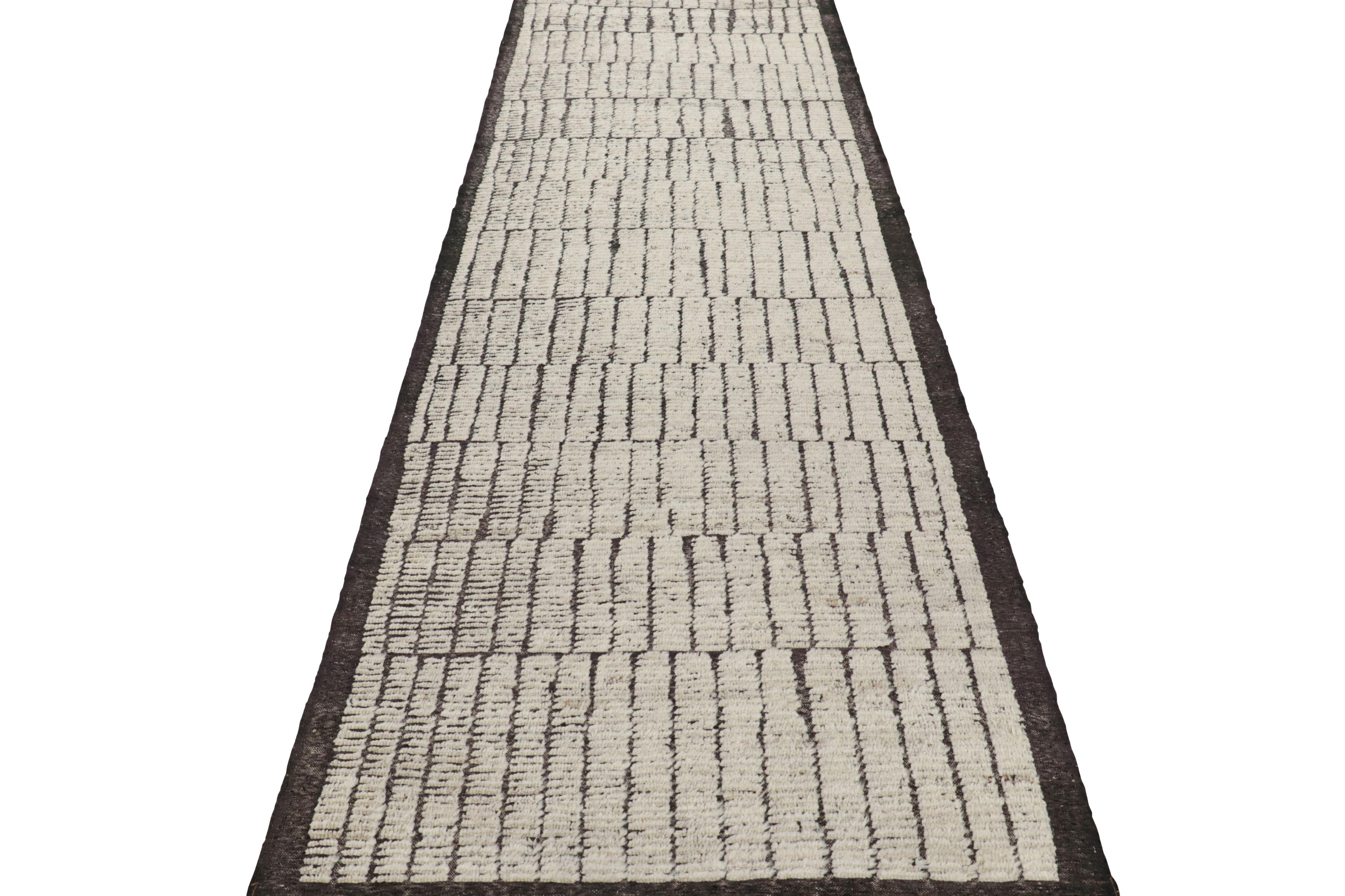 Tessuto a mano Rug & Kilim è un tappeto runner Kilim extra-lungo con strisce testuali e striature bianche. in vendita