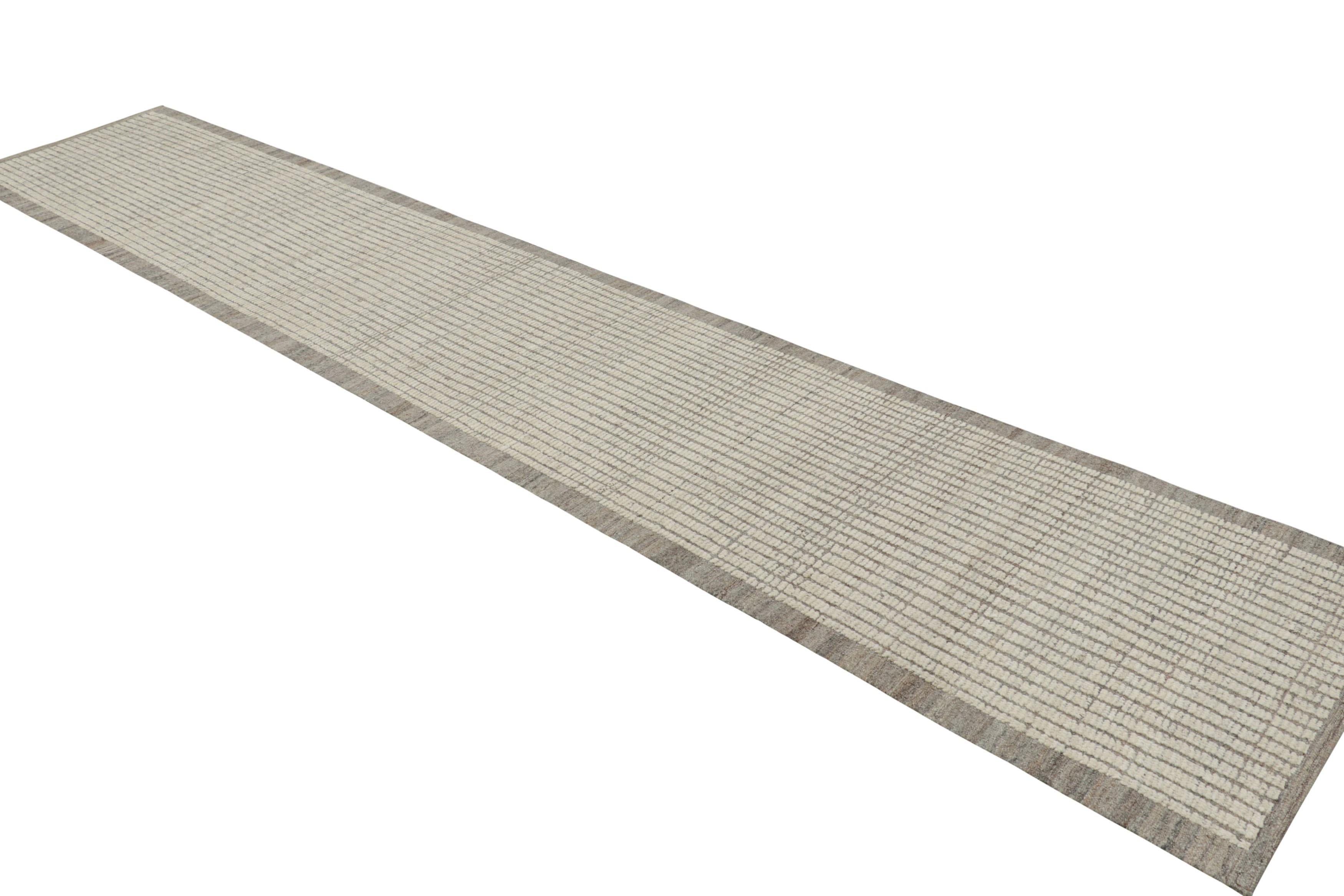 Tessuto a mano Rug & Kilim è un tappeto runner Kilim extra-lungo con strisce testuali e striature bianche. in vendita