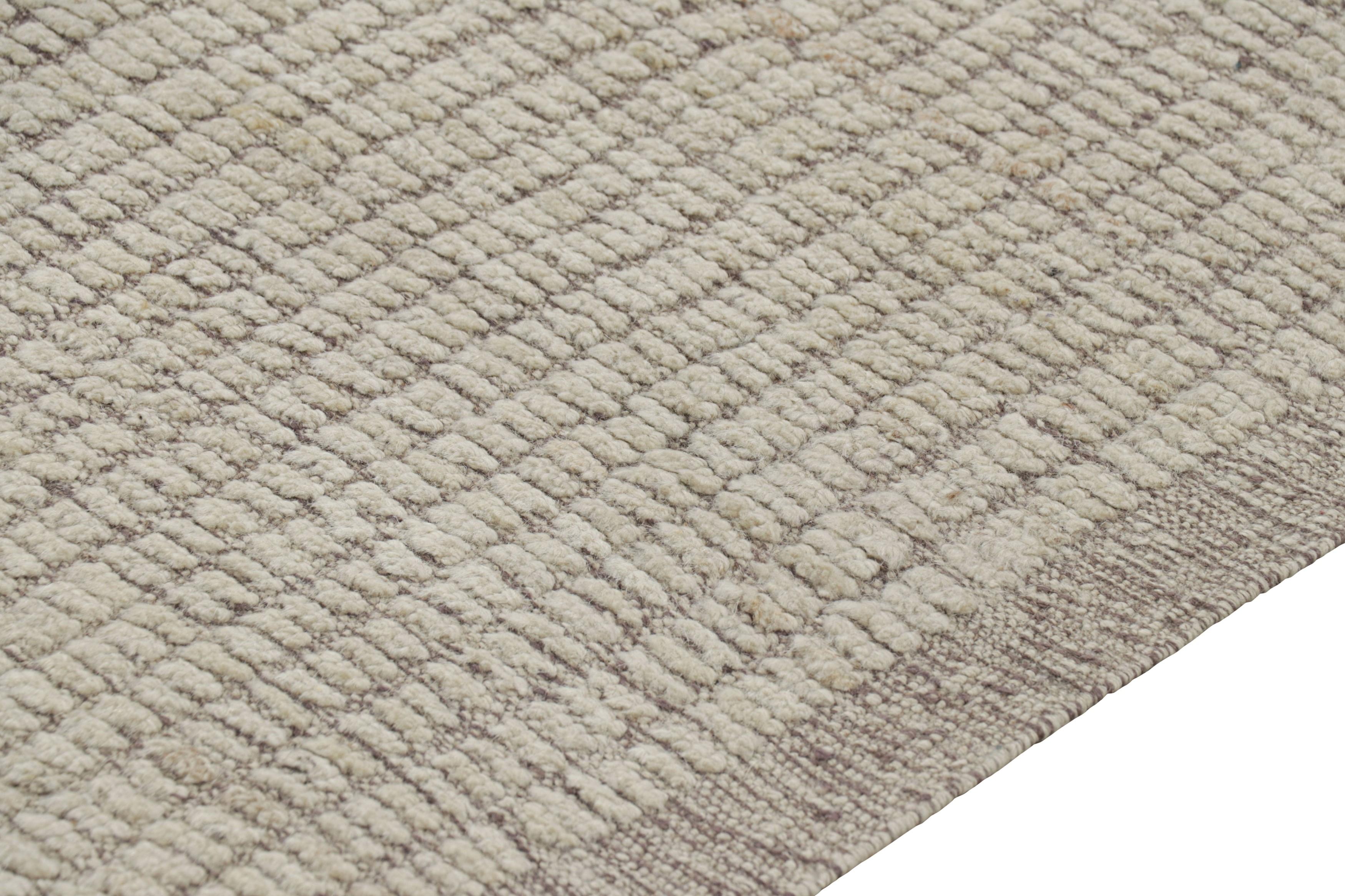 Tessuto a mano Rug & Kilim è un tappeto runner Kilim extra-lungo con strisce testuali e striature bianche. in vendita