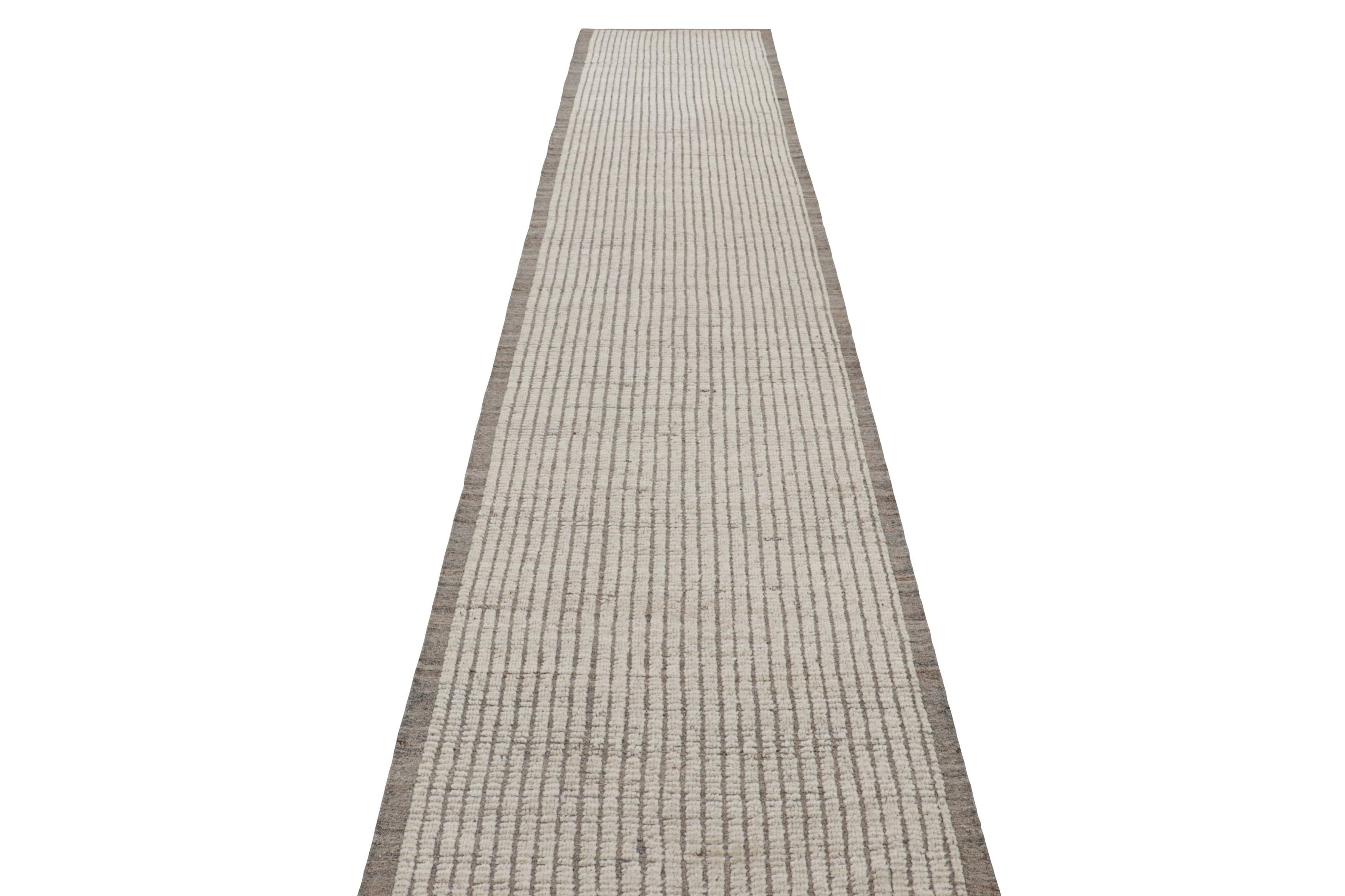Tessuto a mano Rug & Kilim è un tappeto runner Kilim extra-lungo con strisce testuali e striature bianche. in vendita