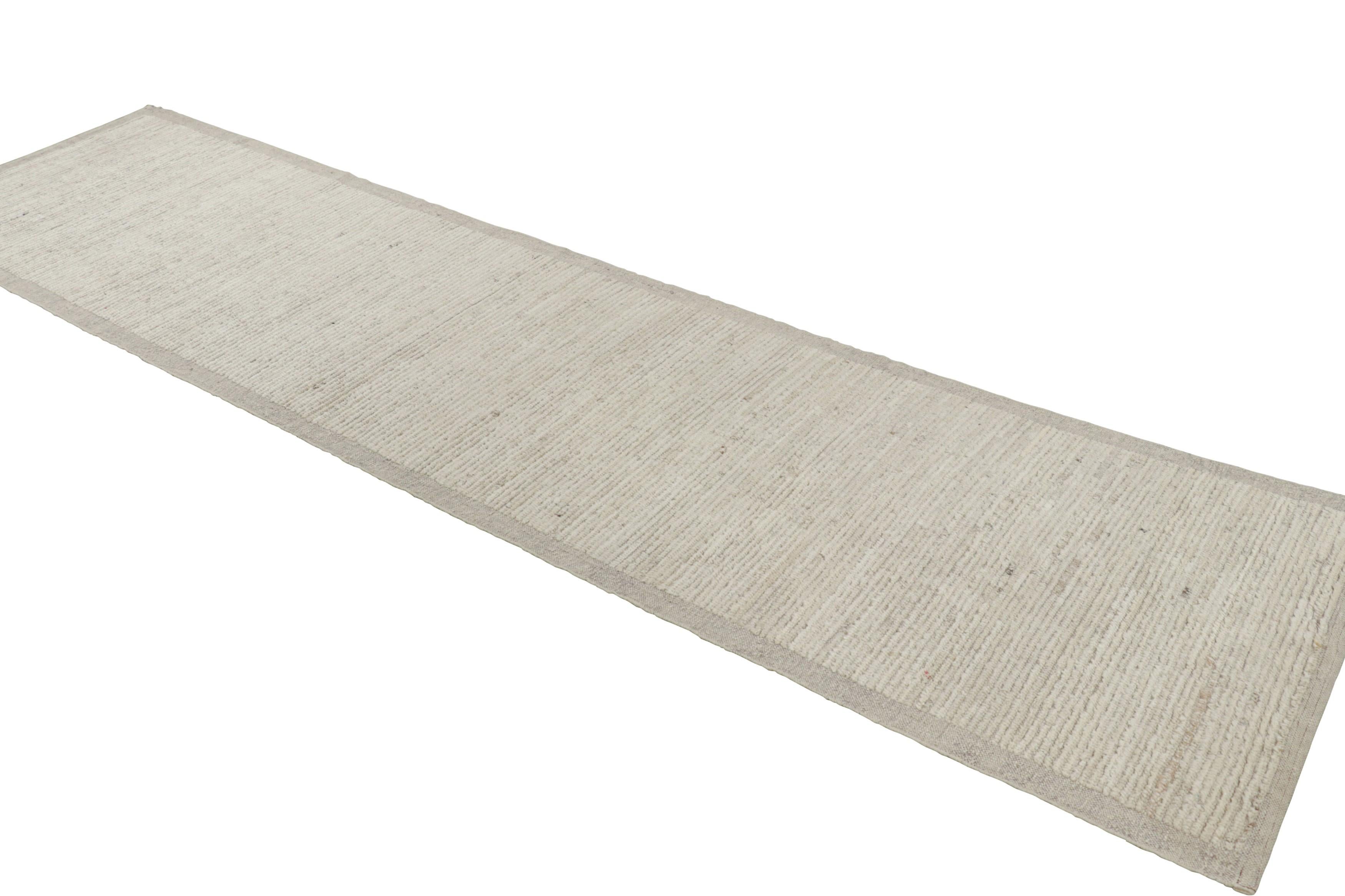 Rug & Kilims extralanger Kilim-Läufer mit weißen, strukturierten Streifen und Schlieren (Handgewebt) im Angebot