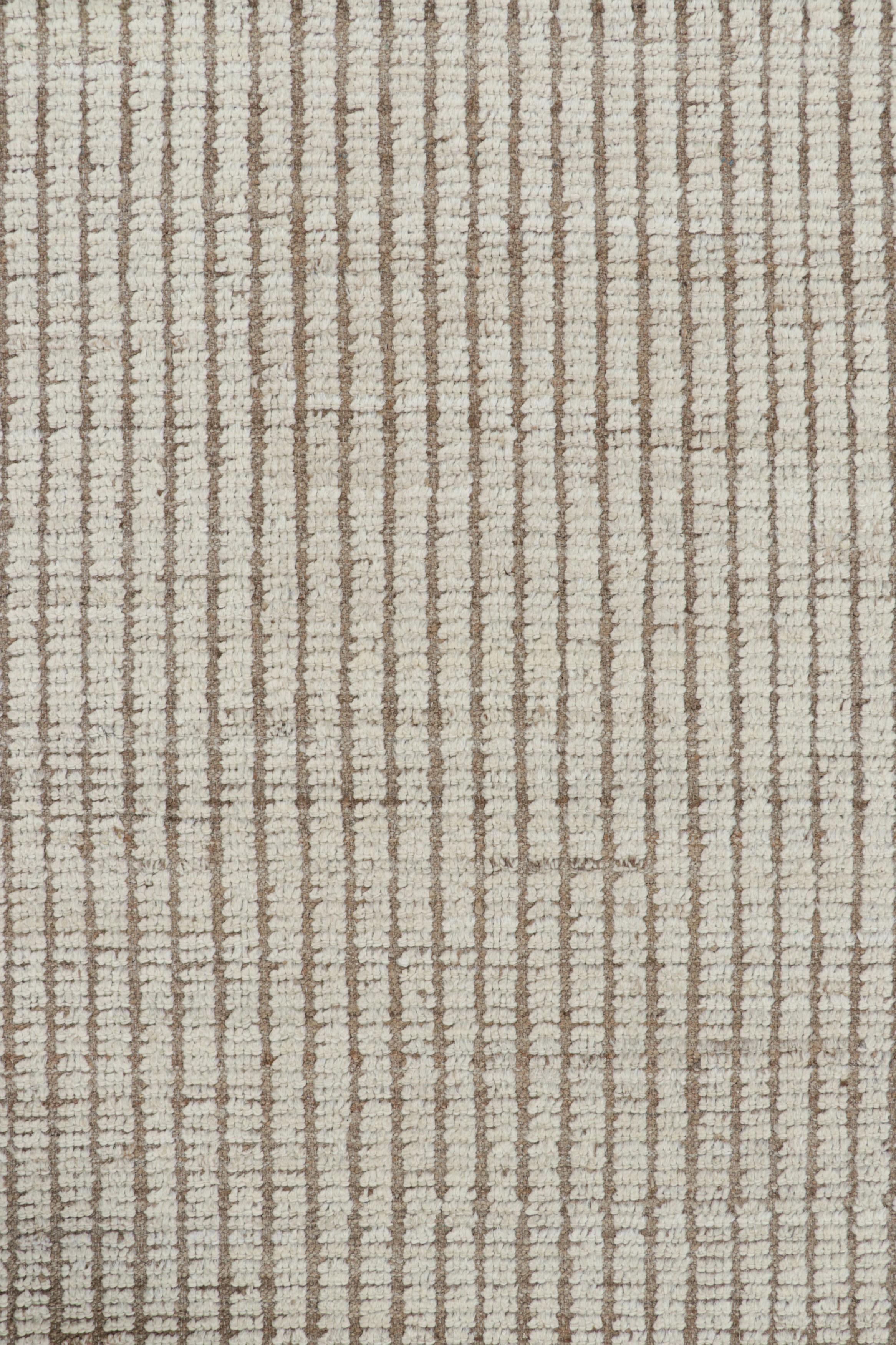 Alfombra extralarga de Rug & Kilim con rayas y textura blanca en Nuevo estado para la venta en Long Island City, NY