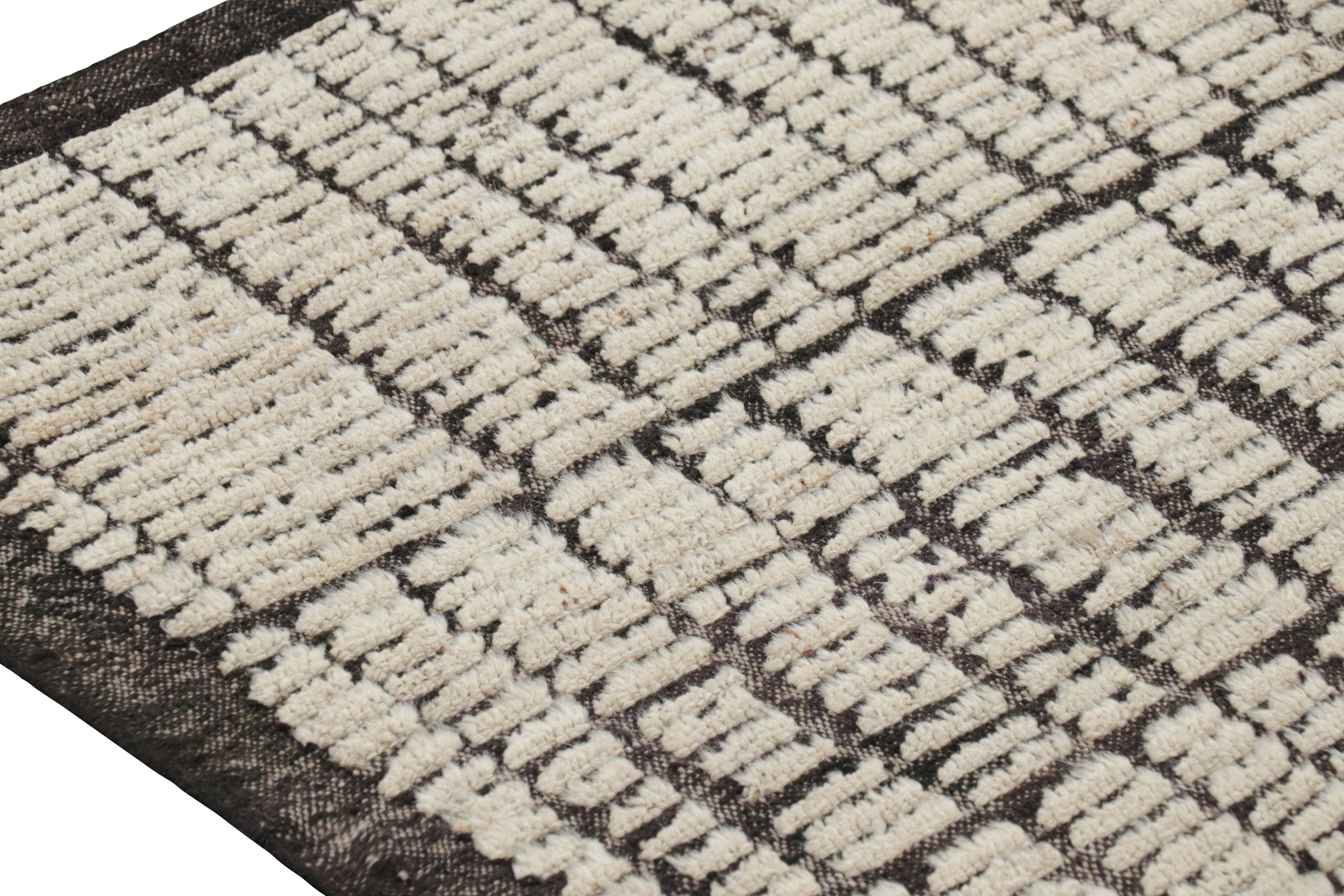 Rug & Kilim è un tappeto runner Kilim extra-lungo con strisce testuali e striature bianche. In condizioni Nuovo in vendita a Long Island City, NY