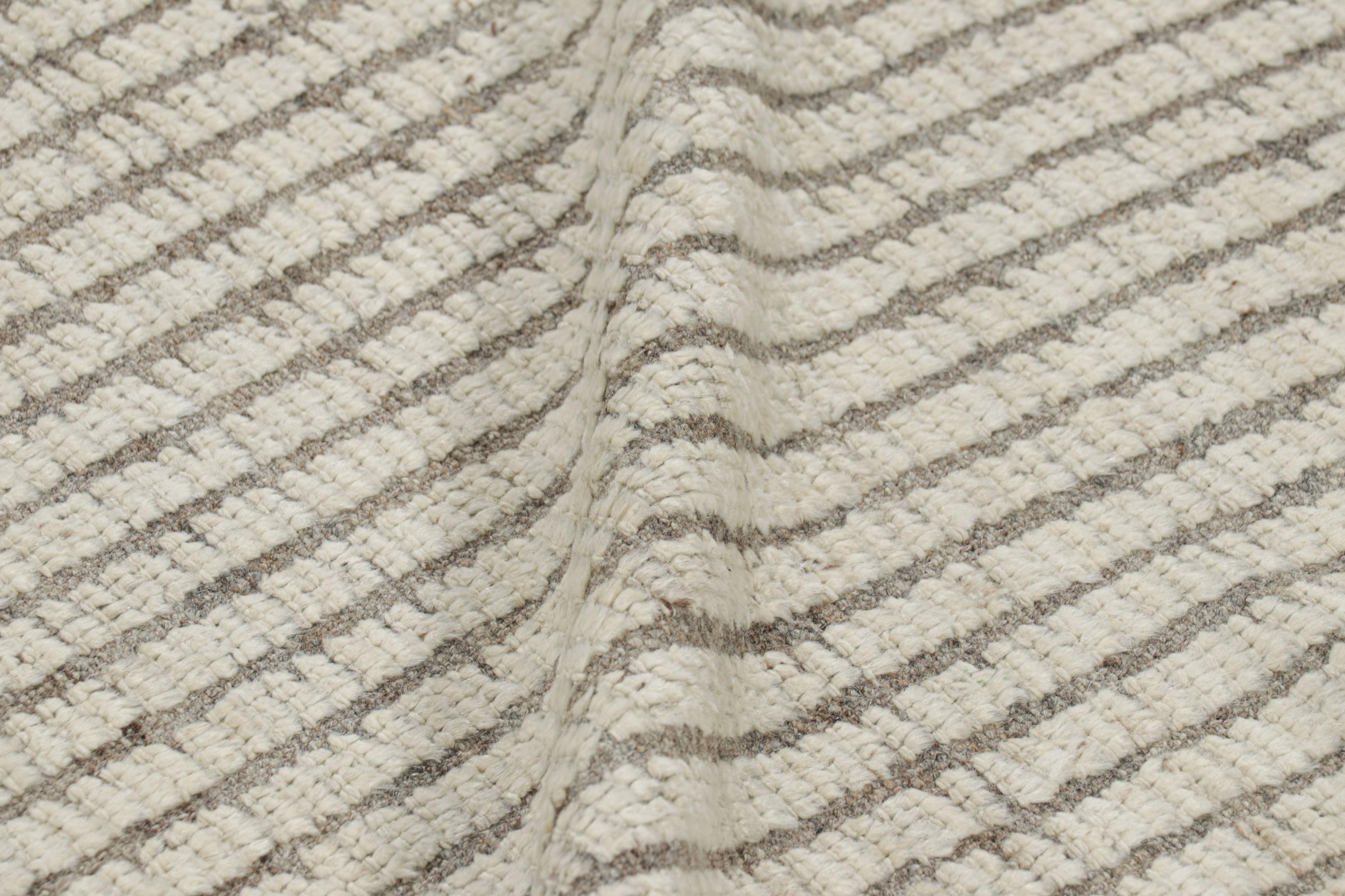 Rug & Kilim è un tappeto runner Kilim extra-lungo con strisce testuali e striature bianche. In condizioni Nuovo in vendita a Long Island City, NY