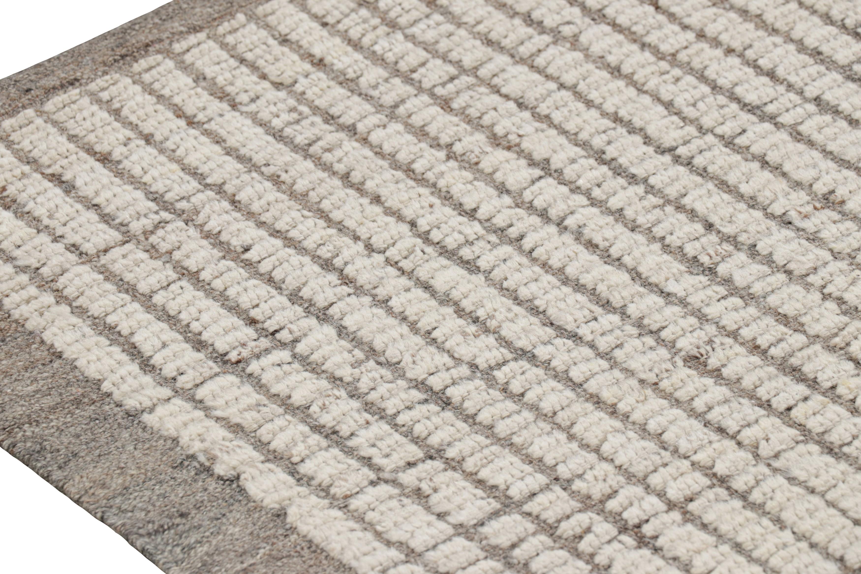 Rug & Kilim è un tappeto runner Kilim extra-lungo con strisce testuali e striature bianche. In condizioni Nuovo in vendita a Long Island City, NY