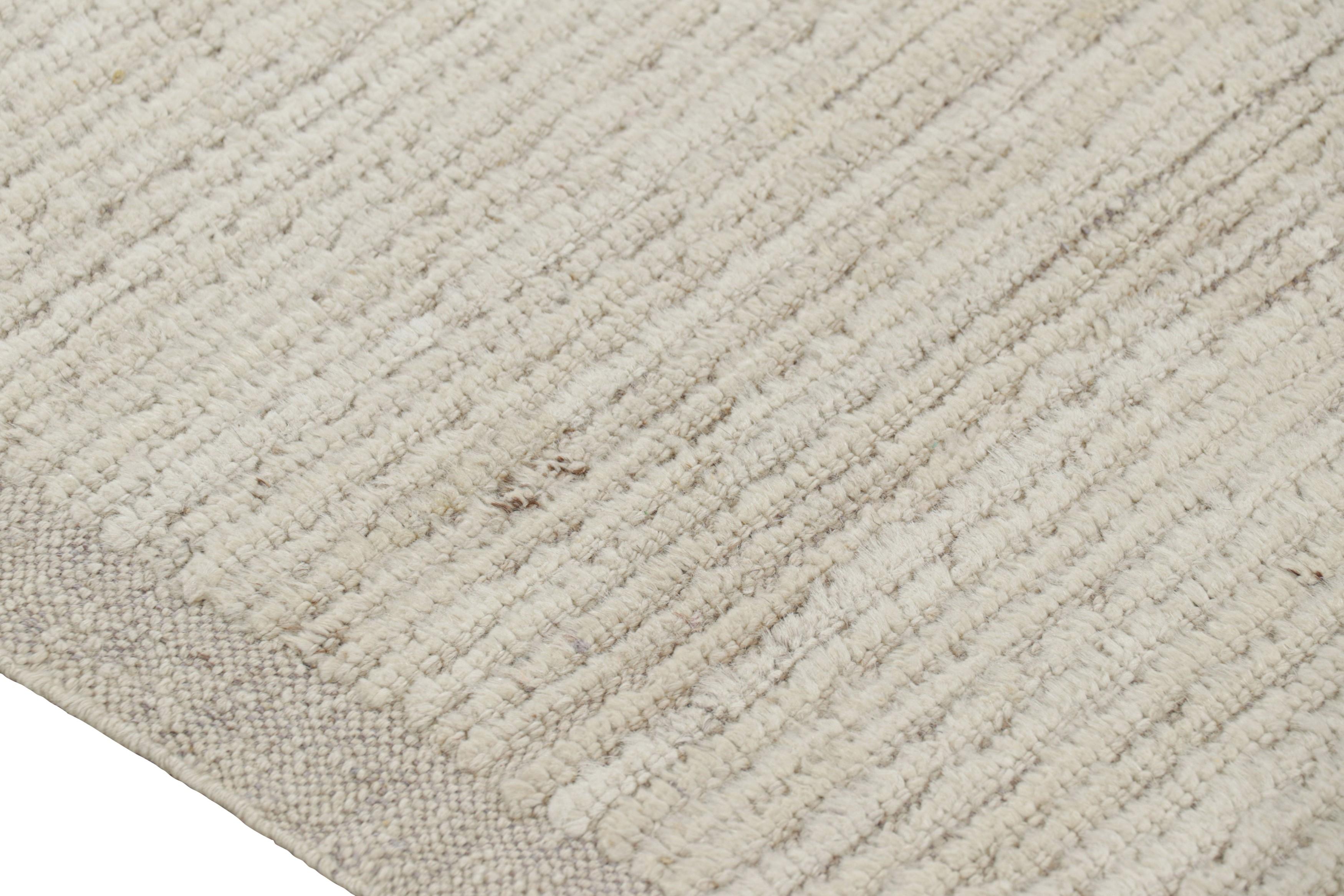 Rug & Kilims extralanger Kilim-Läufer mit weißen, strukturierten Streifen und Schlieren im Zustand „Neu“ im Angebot in Long Island City, NY