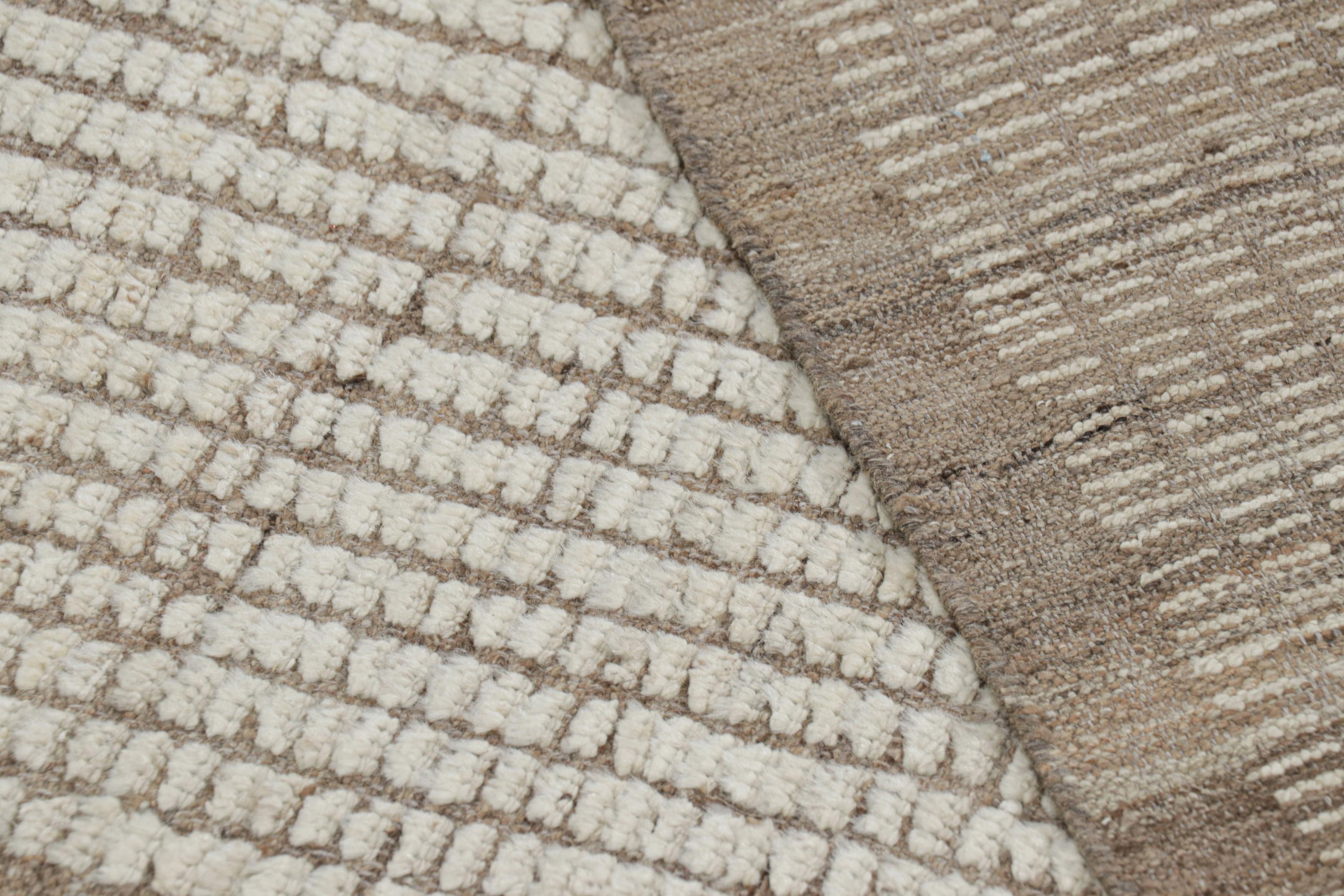 Alfombra extralarga de Rug & Kilim con rayas y textura blanca Siglo XXI y contemporáneo en venta