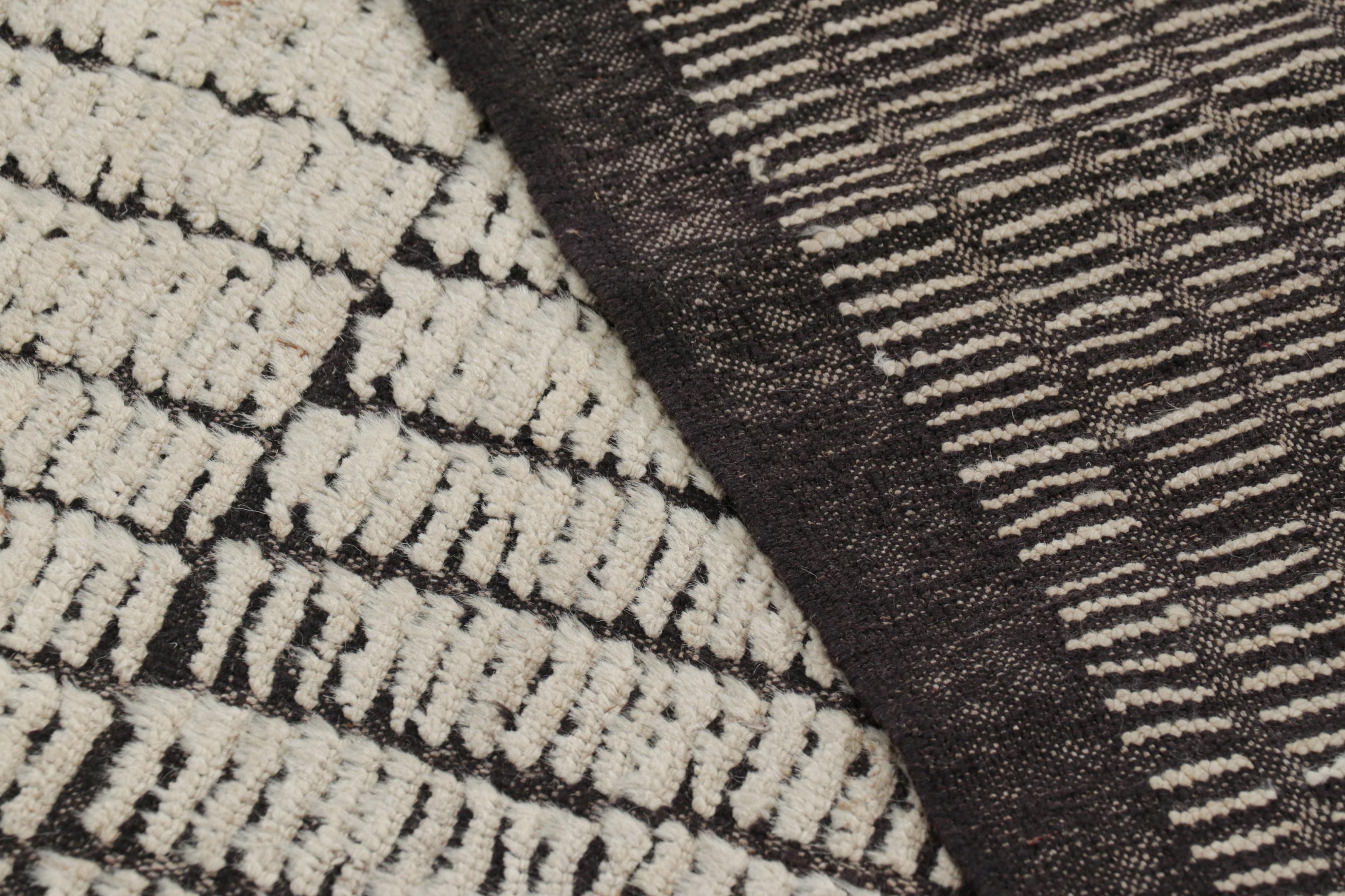 XXI secolo e contemporaneo Rug & Kilim è un tappeto runner Kilim extra-lungo con strisce testuali e striature bianche. in vendita