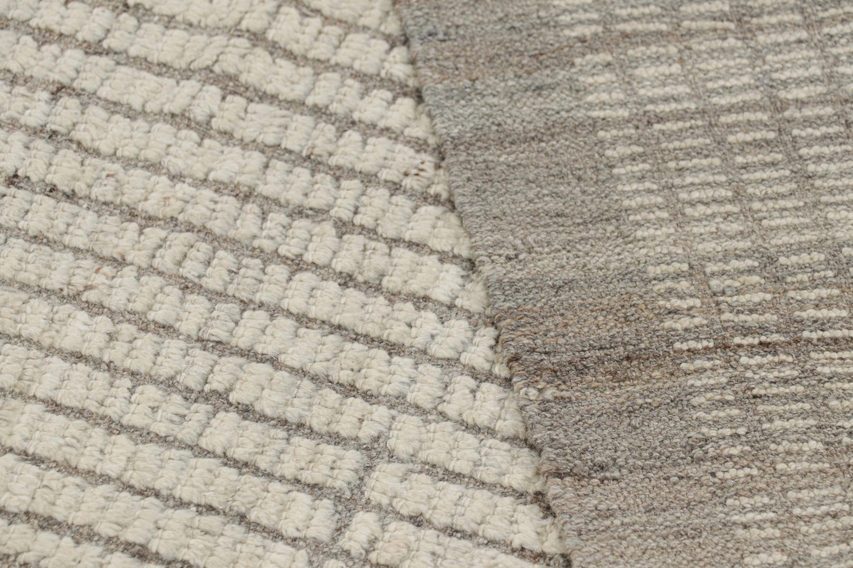 XXI secolo e contemporaneo Rug & Kilim è un tappeto runner Kilim extra-lungo con strisce testuali e striature bianche. in vendita