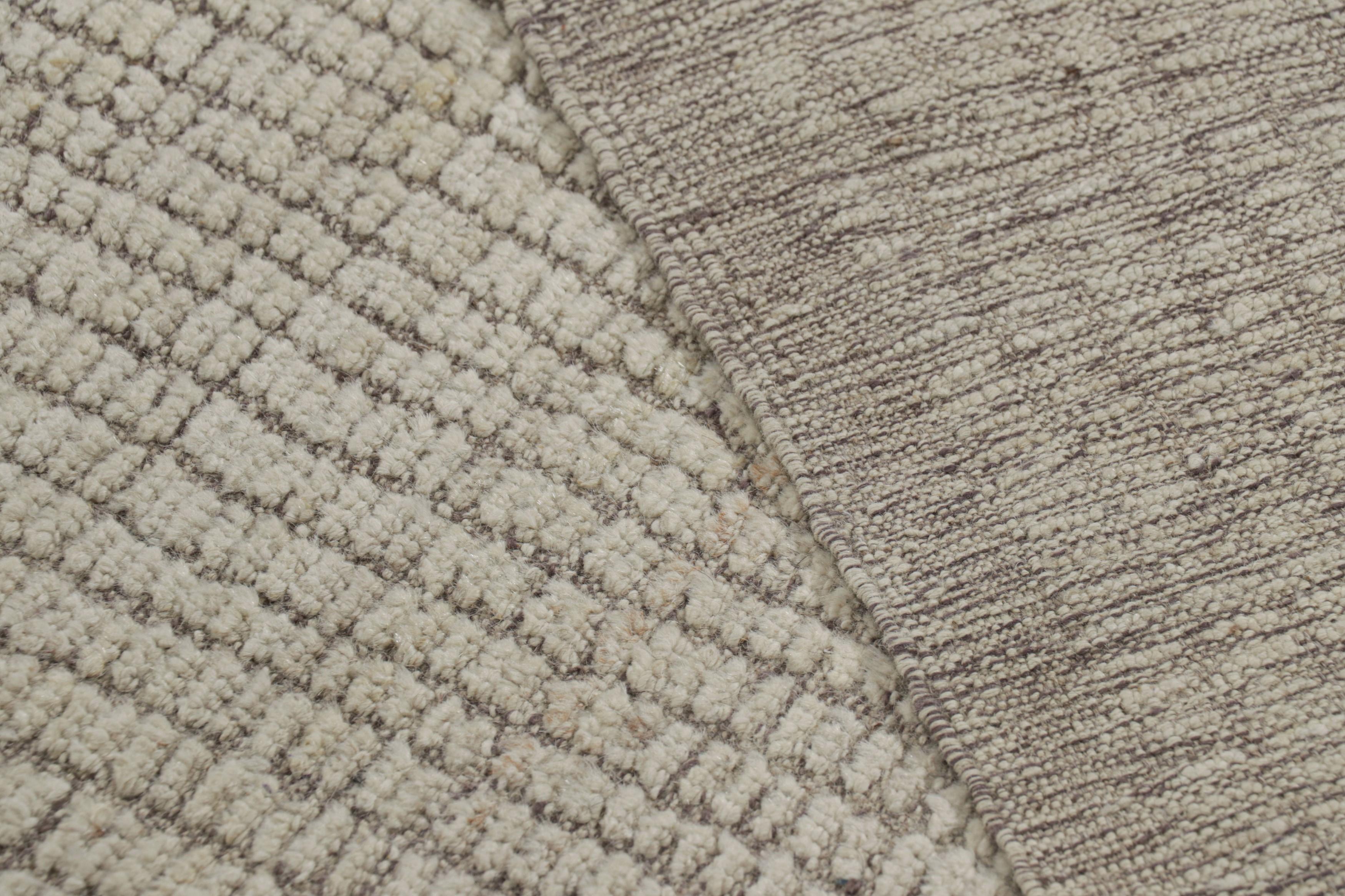 XXI secolo e contemporaneo Rug & Kilim è un tappeto runner Kilim extra-lungo con strisce testuali e striature bianche. in vendita