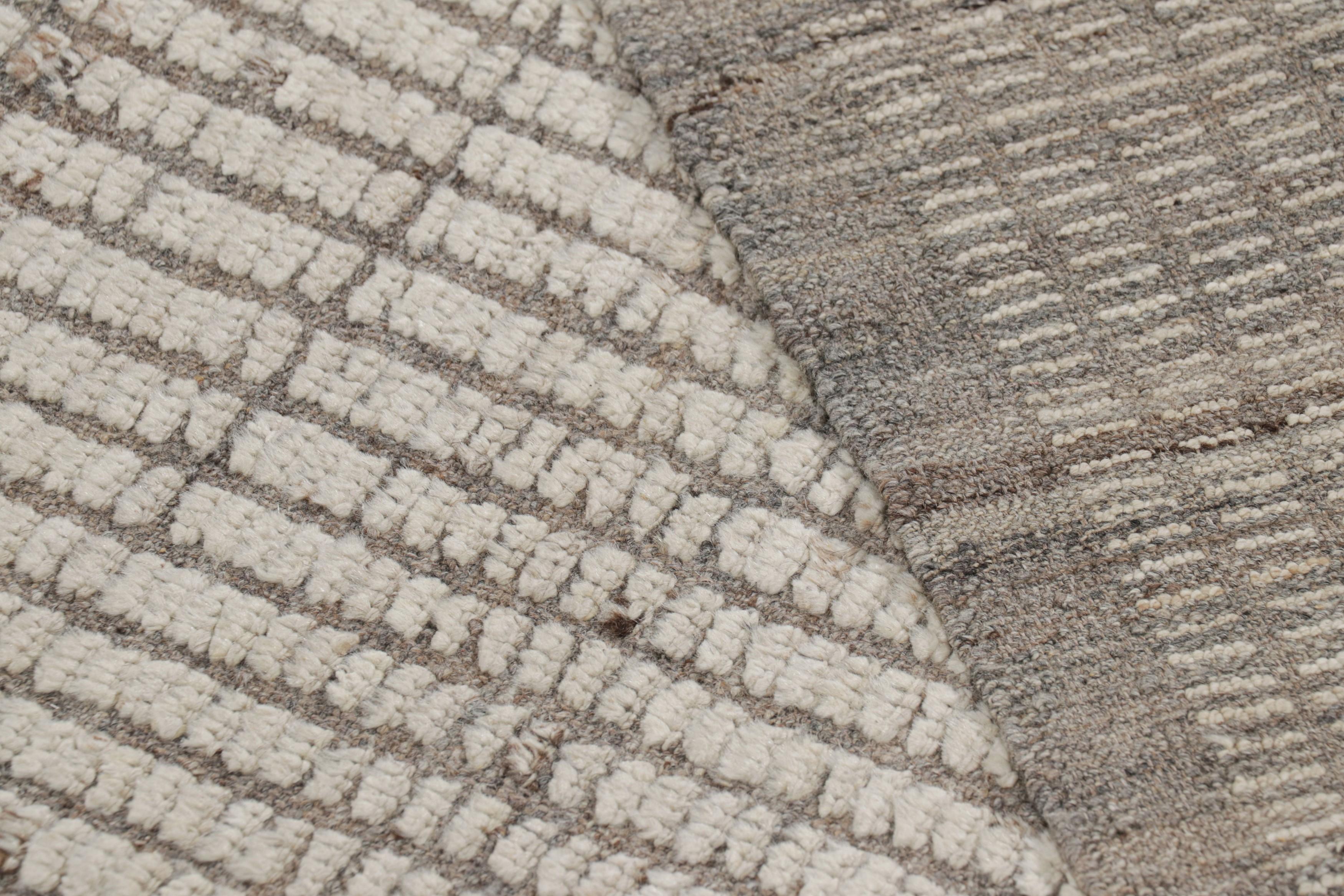 XXI secolo e contemporaneo Rug & Kilim è un tappeto runner Kilim extra-lungo con strisce testuali e striature bianche. in vendita