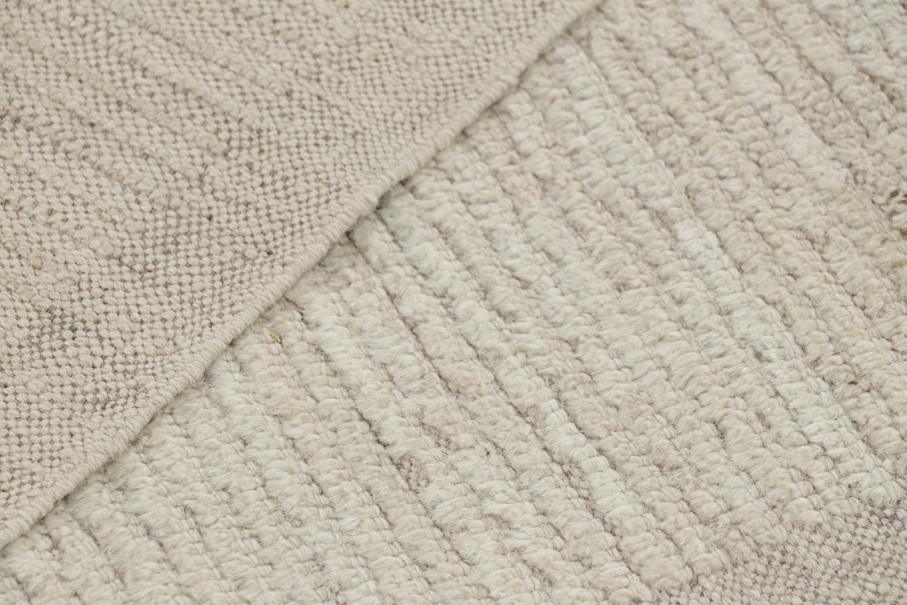 Rug & Kilims extralanger Kilim-Läufer mit weißen, strukturierten Streifen und Schlieren (21. Jahrhundert und zeitgenössisch) im Angebot