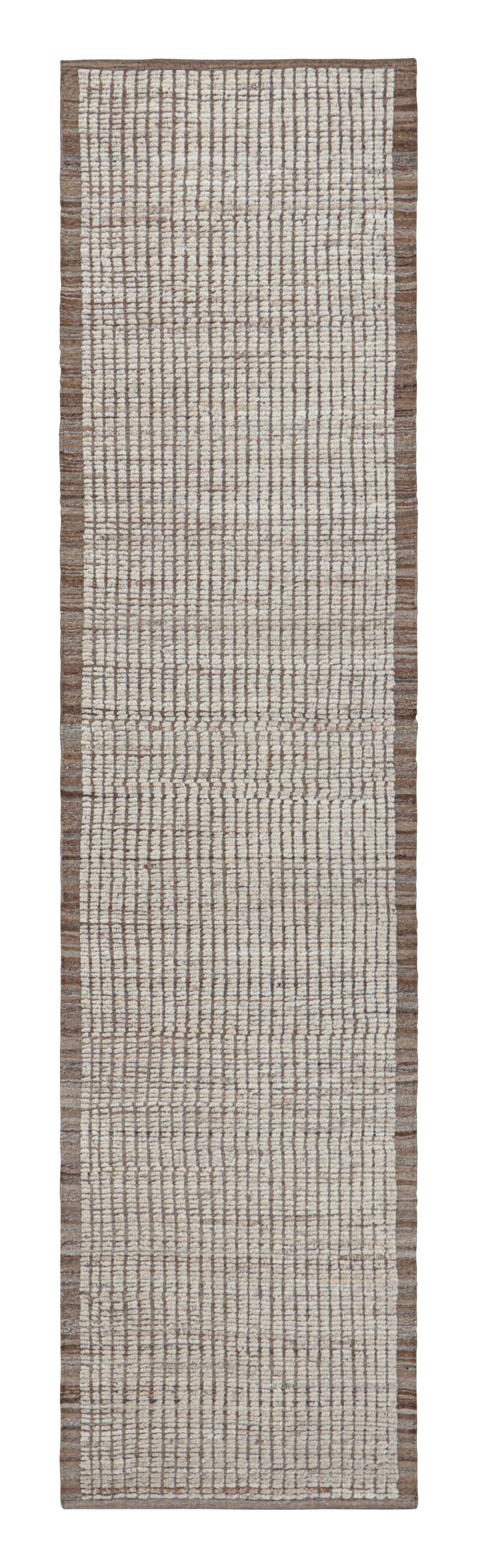 Rug & Kilims extralanger Kilim-Läufer mit weißen, strukturierten Streifen und Schlieren