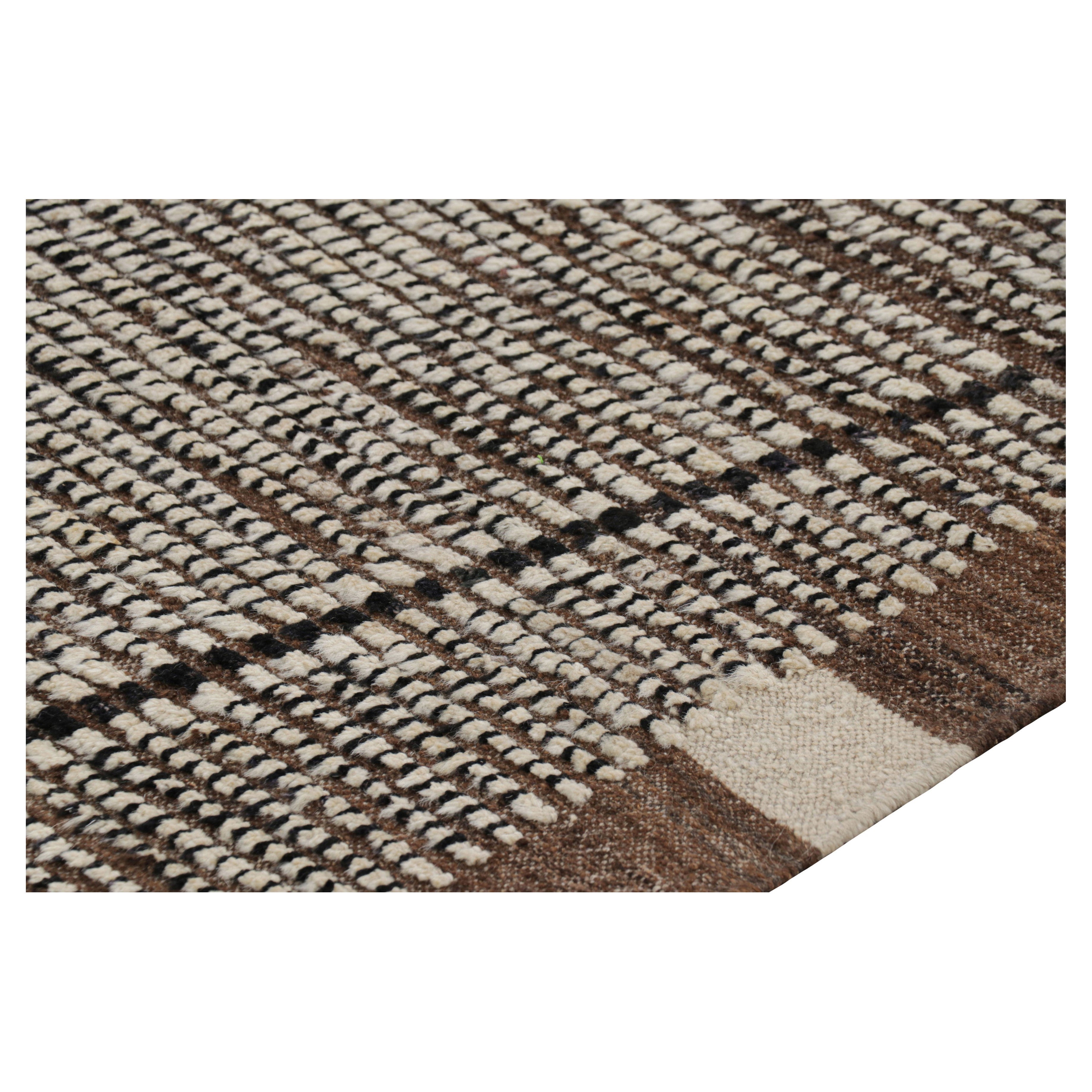 Tejido a mano en lana, este corredor extralargo de 4x11 es una interesante incorporación a la colección de alfombras Modern de Rug & Kilim. Esta línea en particular presenta alfombras con un juego de pelo y tejido plano a la vez, con un sutil